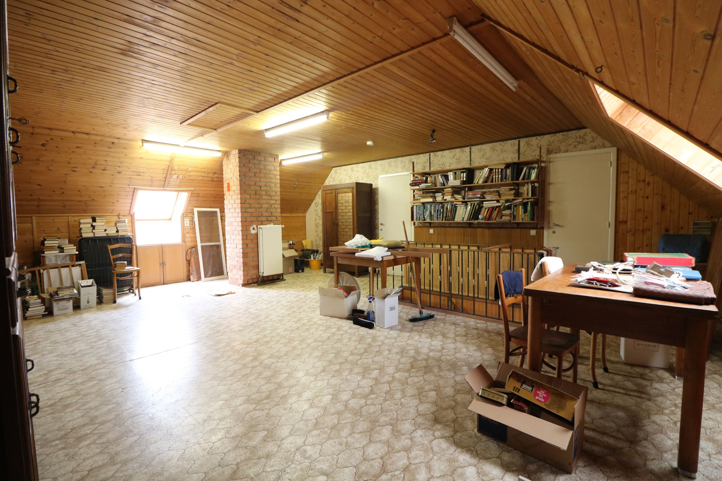  Zeer ruime woning met 5 slaapkamers, garages (8 wagens) en werkplaats. foto 14