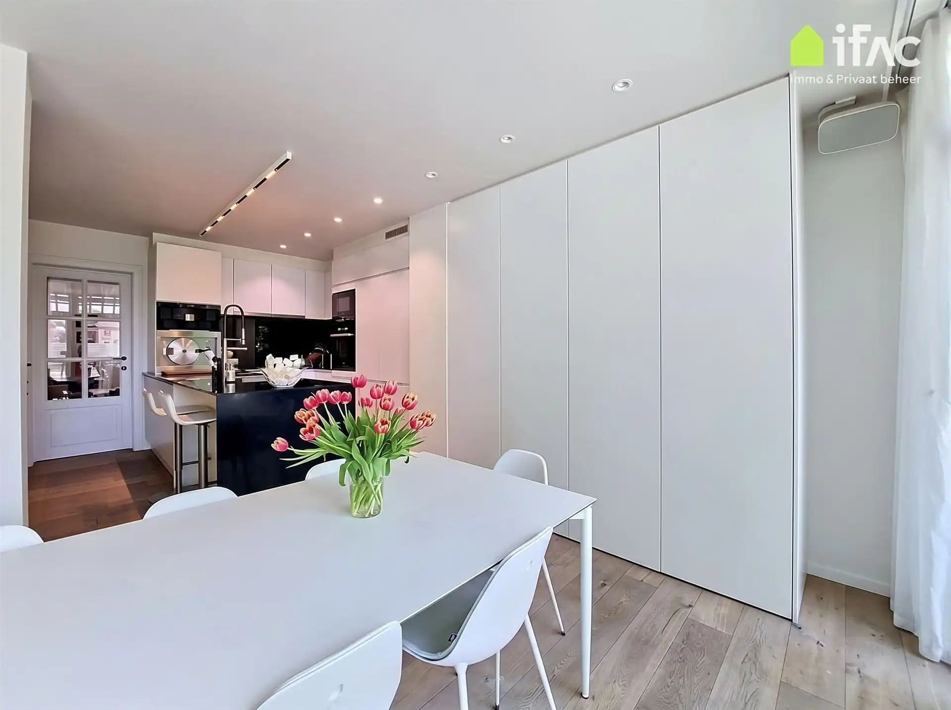 Luxe gerenoveerde 3-gevel met 2 parkings en tuin foto 8