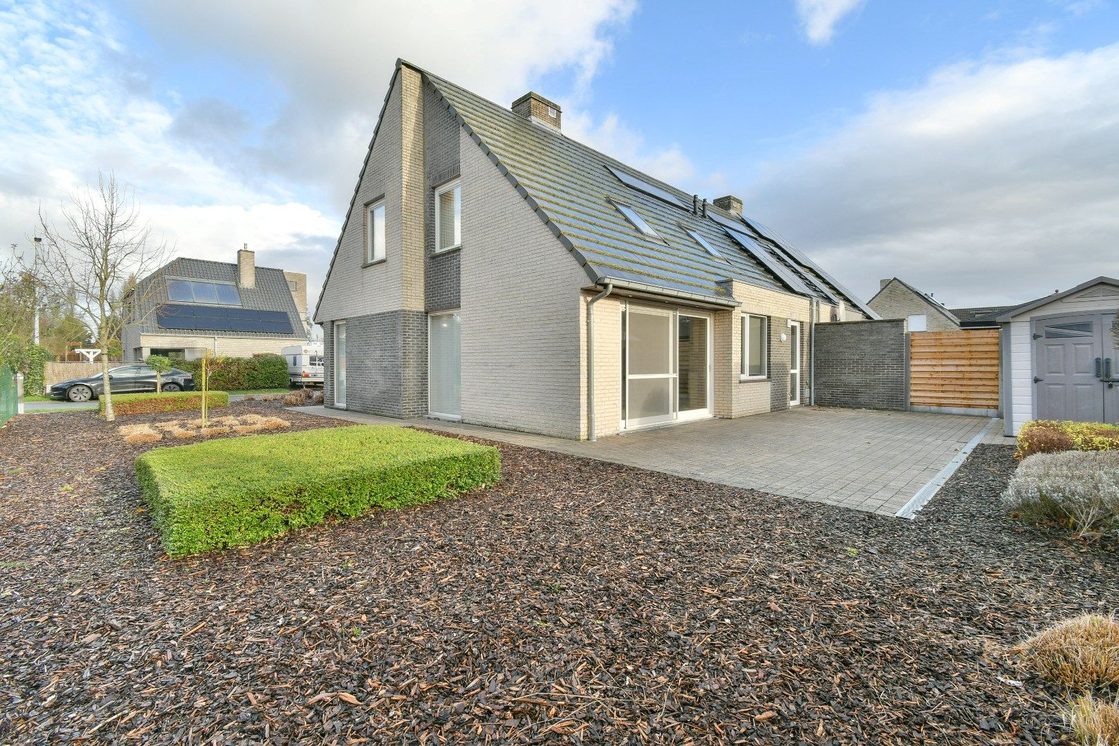 Halfopen gezinswoning met drie slaapkamers foto {{pictureIndex}}