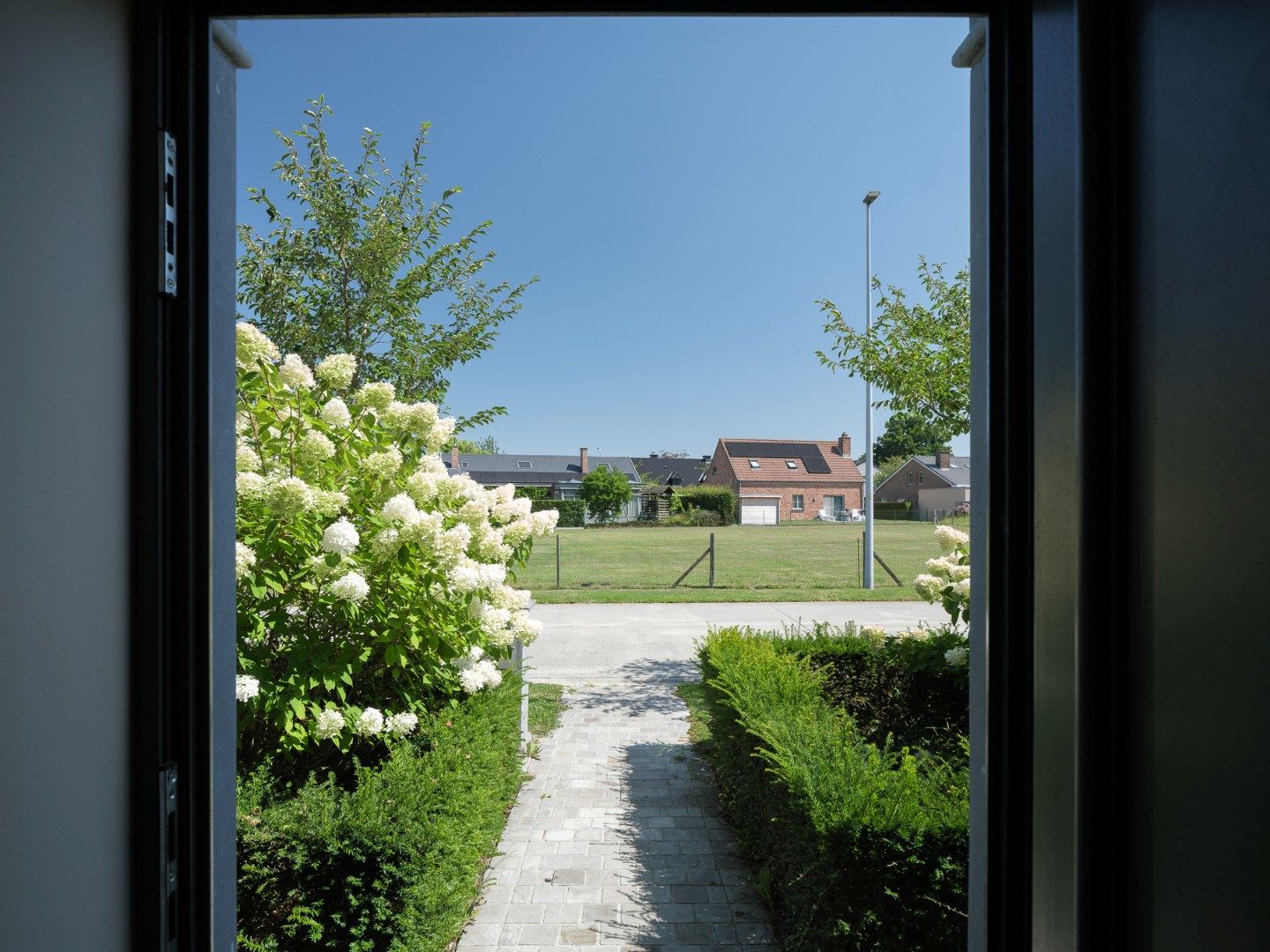 Exclusief wonen in rust en comfort – instapklare villa met zwembad in doodlopende straat foto 3