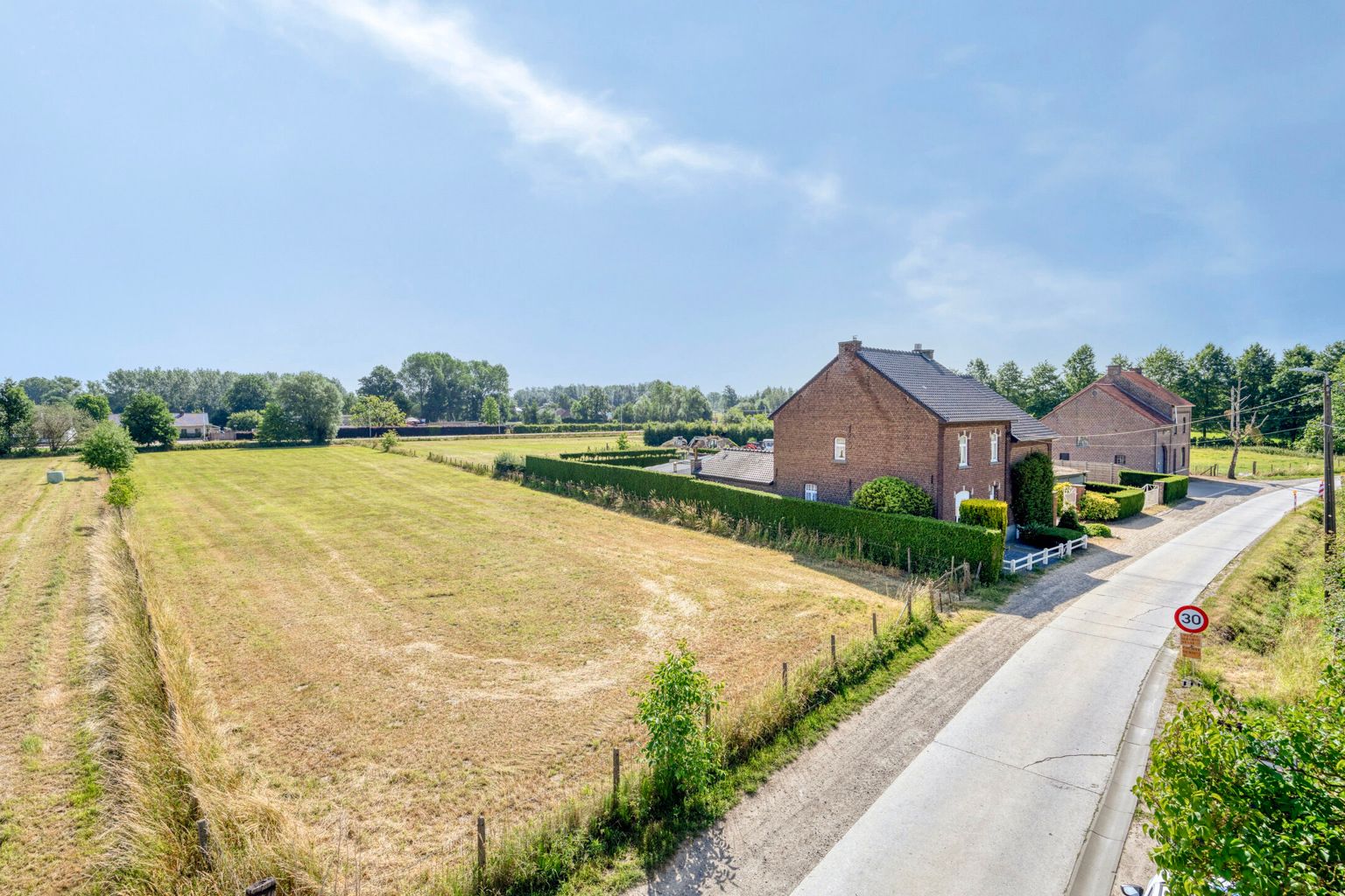 Hoofdfoto van de publicatie: WONING MET NIET VERPACHTE WEILANDEN EN STALLINGEN