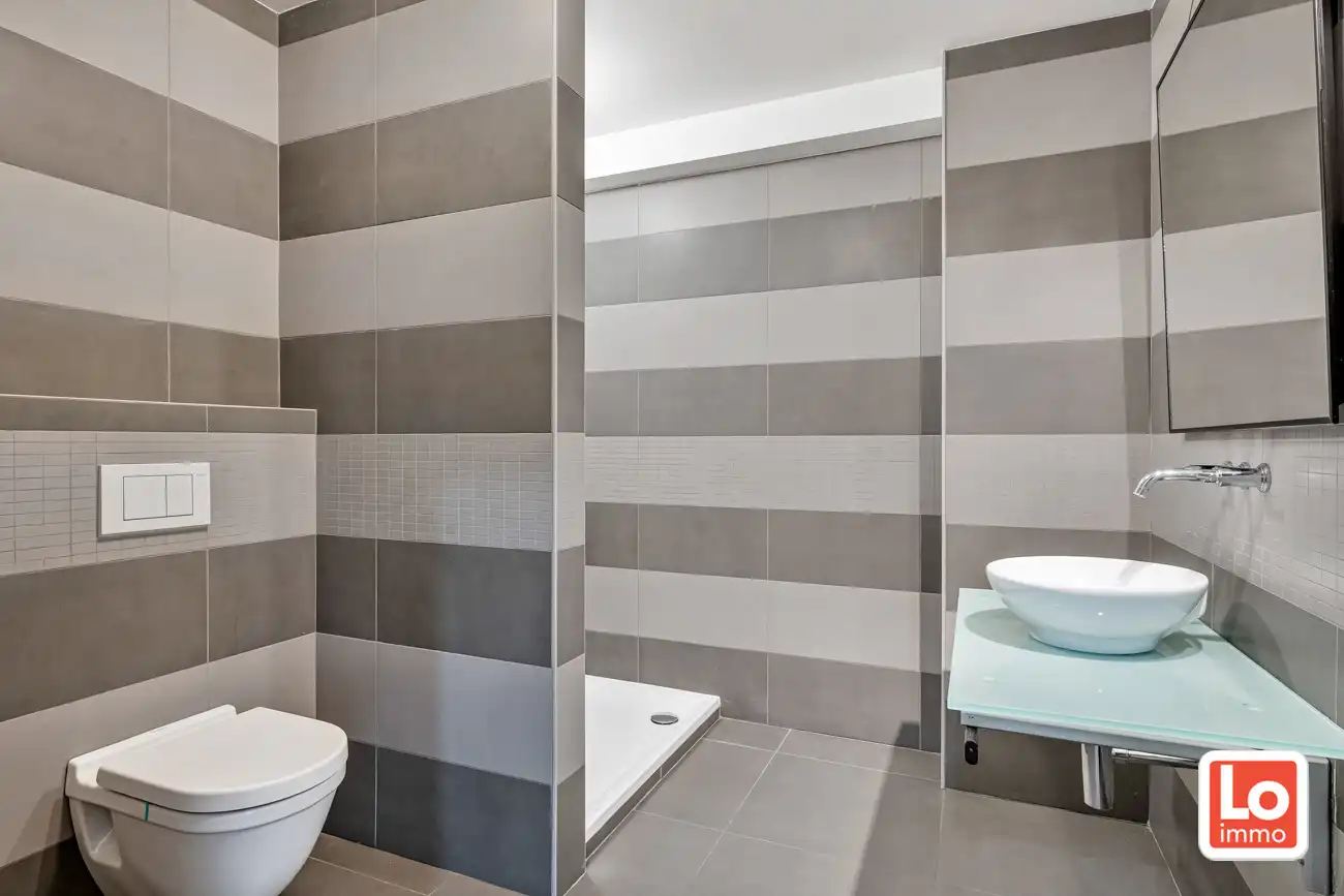 Instap klaar appartement met afzonderlijke garage én autostaanplaats in het hartje van het vernieuwde dorp van Zeveneken! foto 10