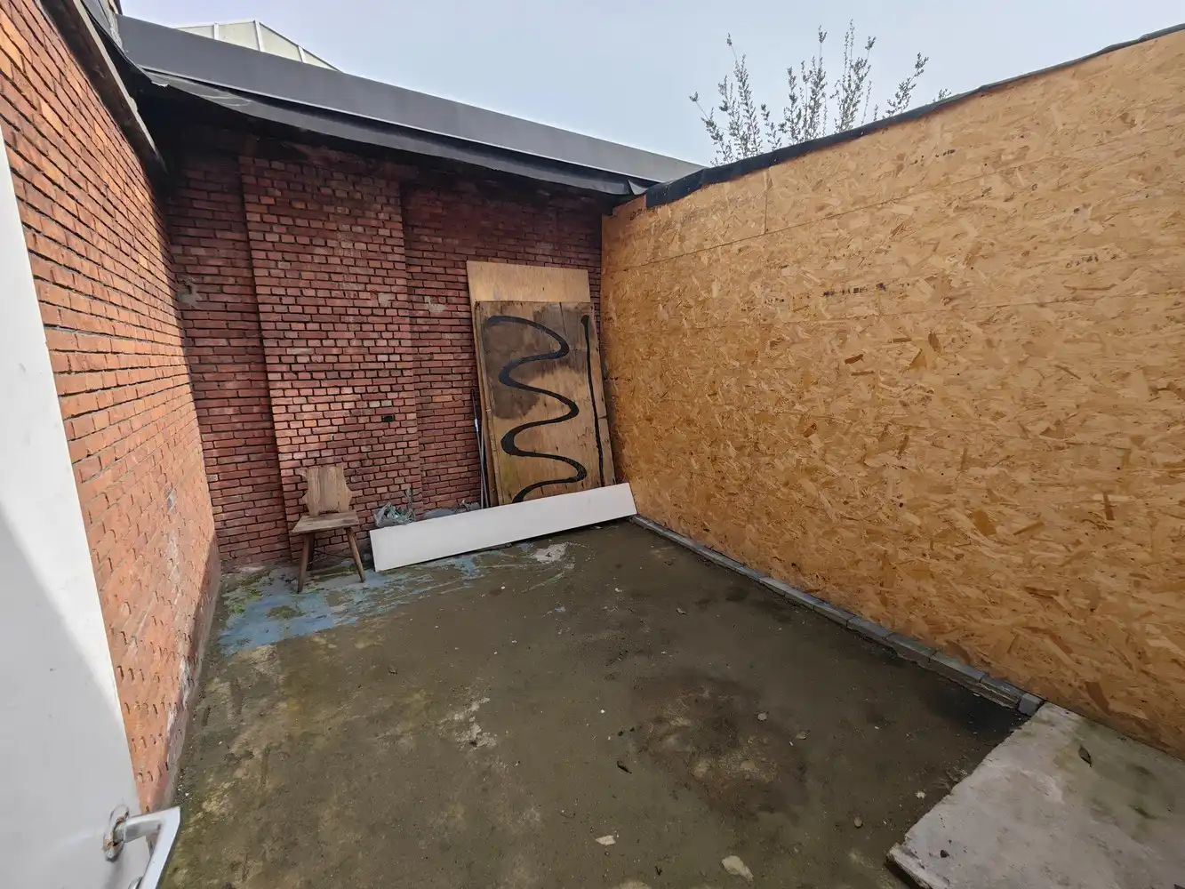 Gerenoveerde kantoorruimte met opslag foto 18