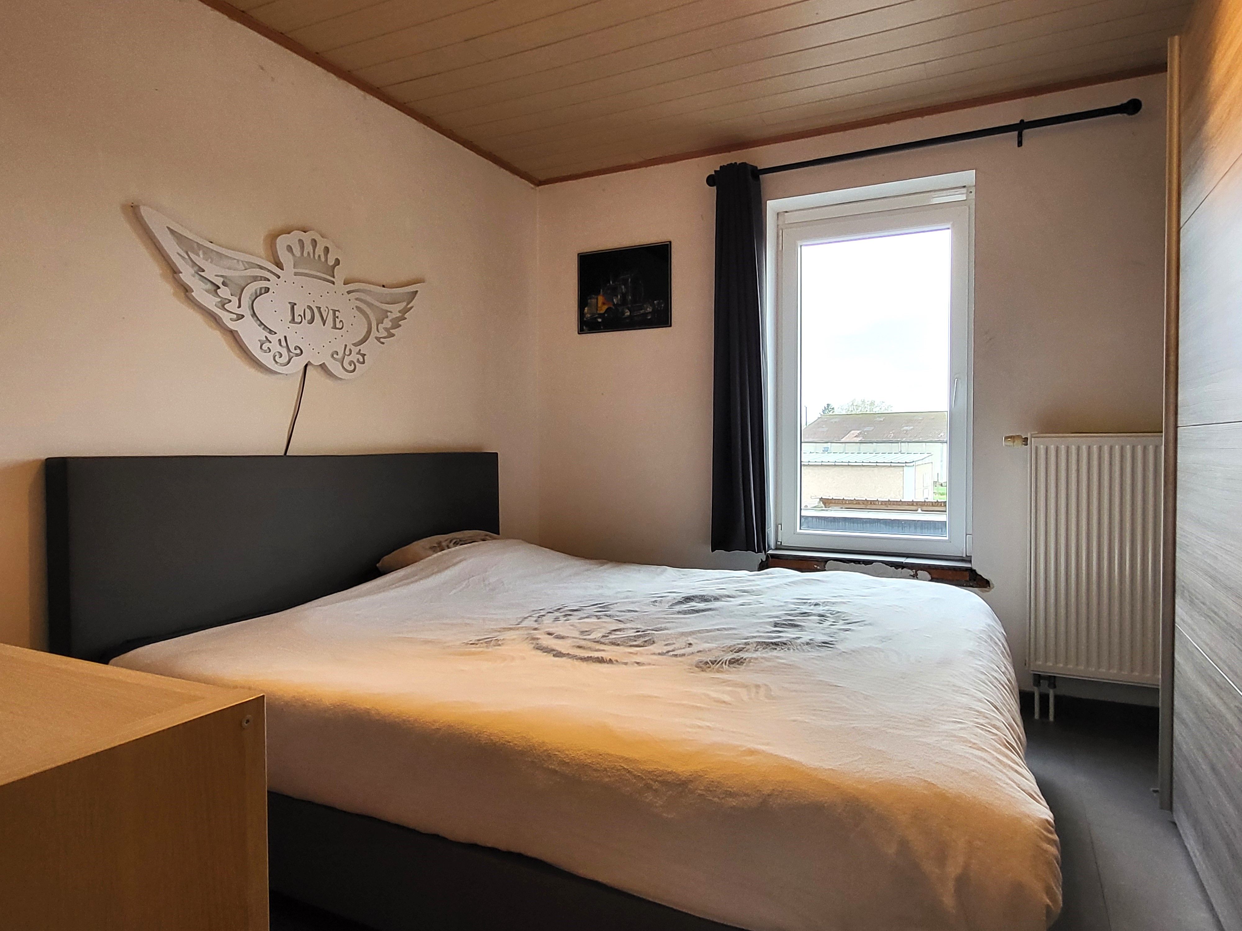 Deze instapklare halfopen woning uit 2014 ligt in een rustige en landelijke straat in Lierde.  foto 17