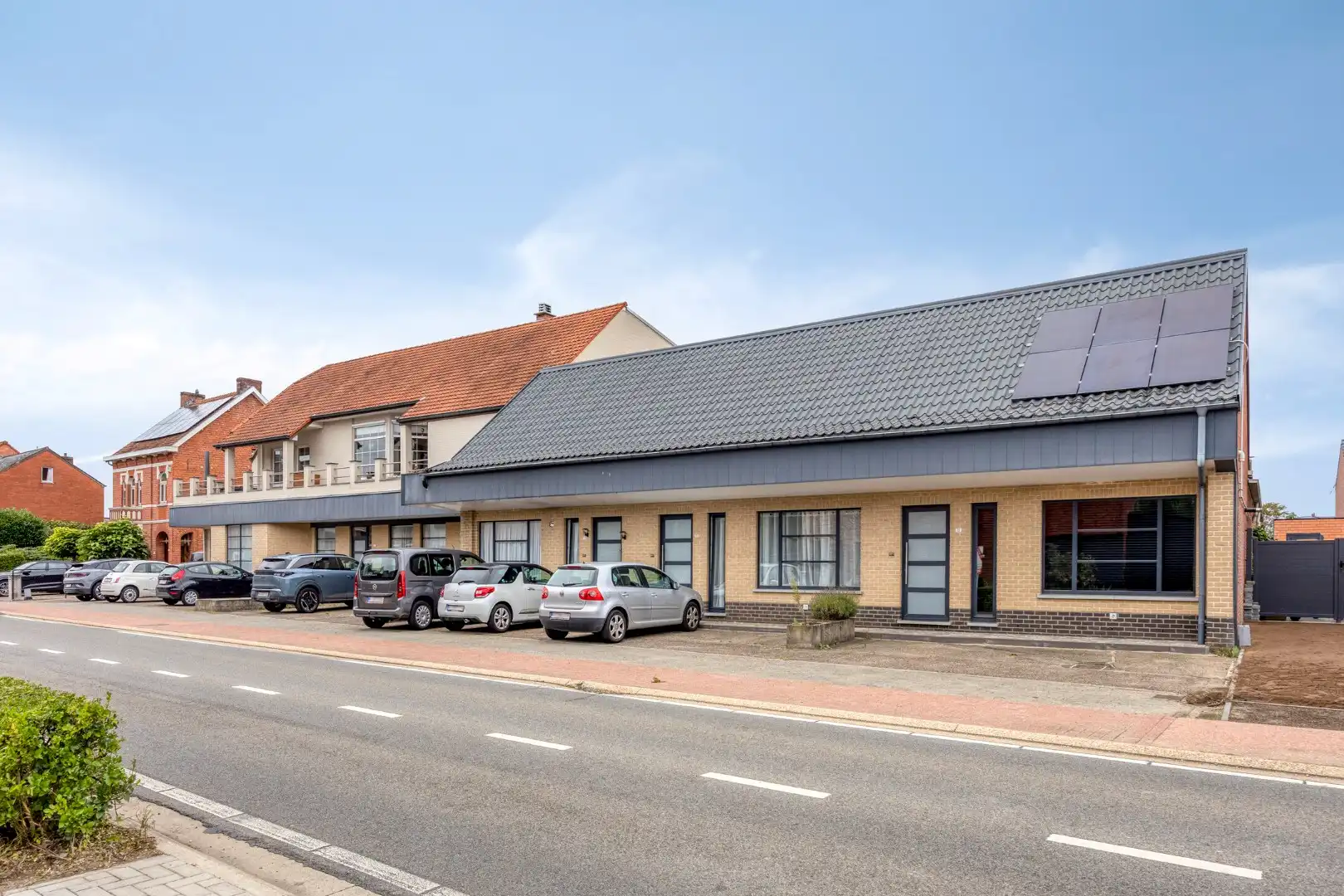 Ruim gelijkvloers appartement met 3 SLPKS, tuin en twee overdekte staanplaatsen !  foto 25