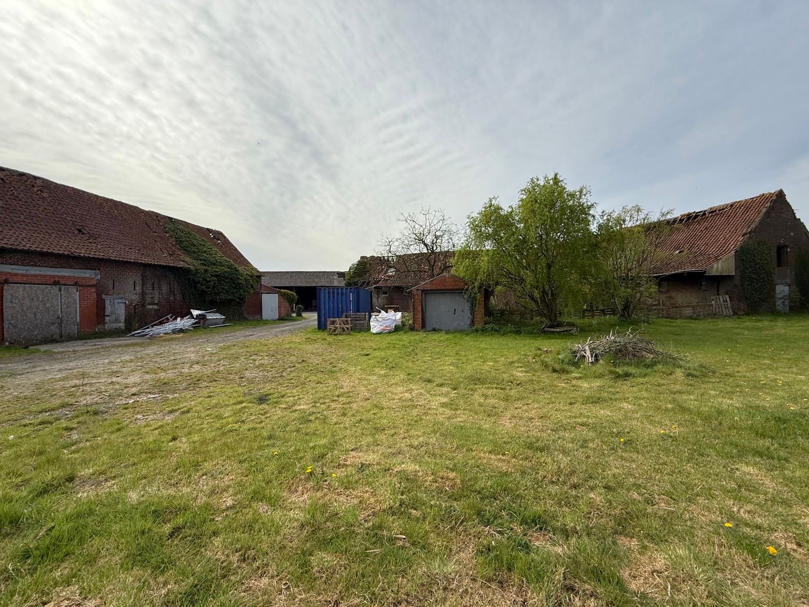 Te renoveren hoeve met woning en verschillende bijgebouwen foto 10