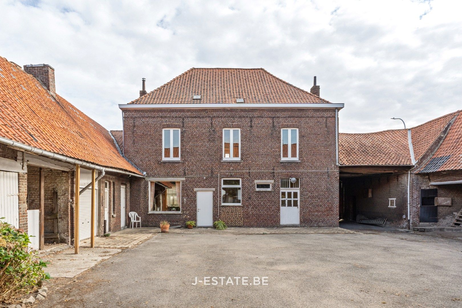 Authentieke vierkantshoeve met binnenplaats, bijgebouwen en prachtig uitzicht foto 8