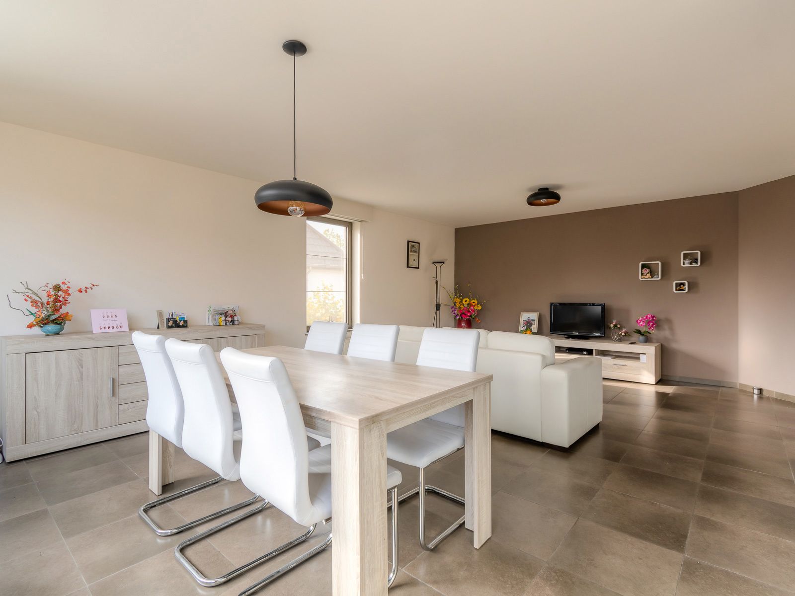 Een appartement op de 1ste verdieping met 2 slaapkamers, terras en autostaanplaats in Merksplas. foto 2