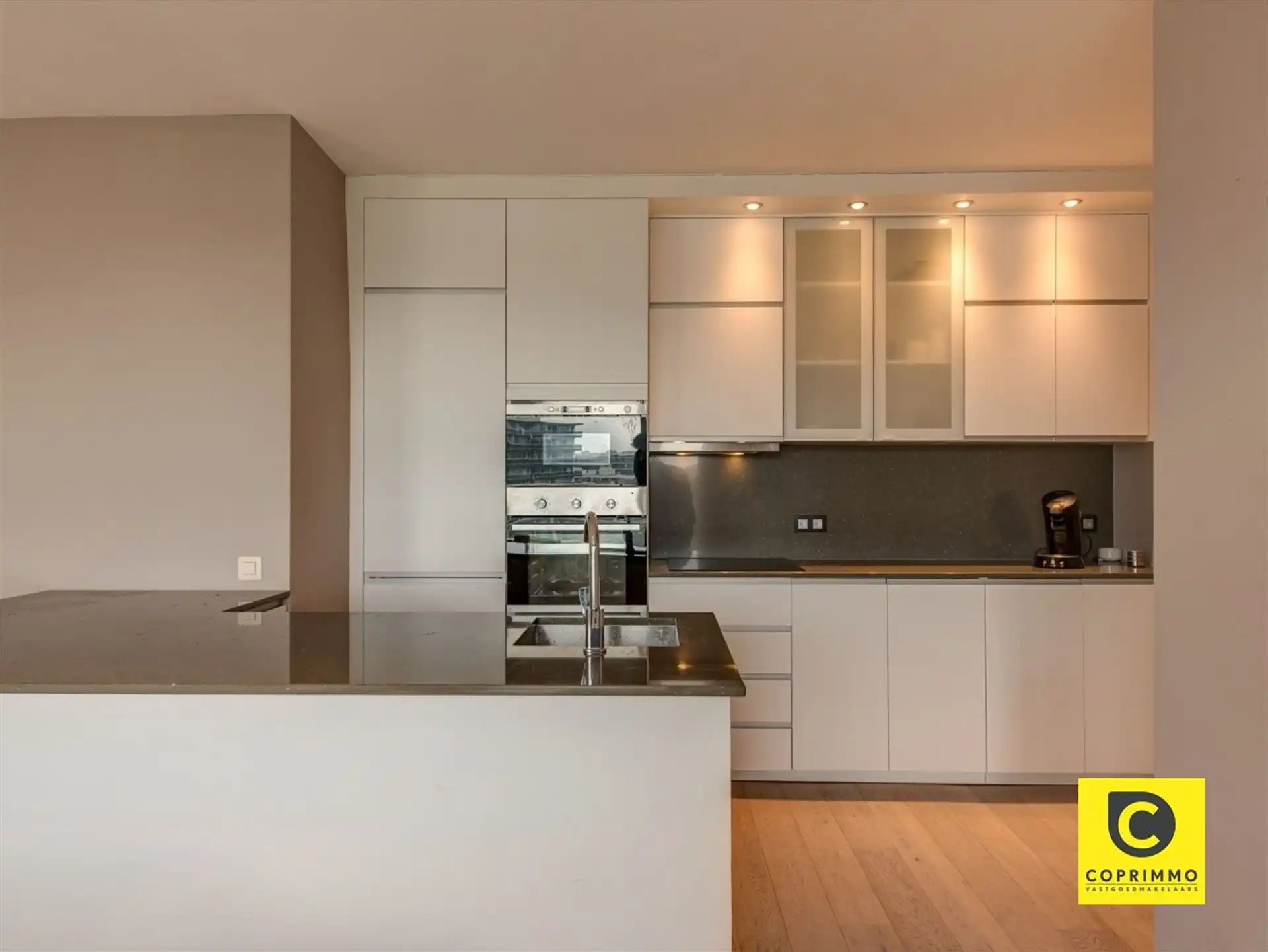 Instapklaar 2 slaapkamer appartement met groot terras! foto 3