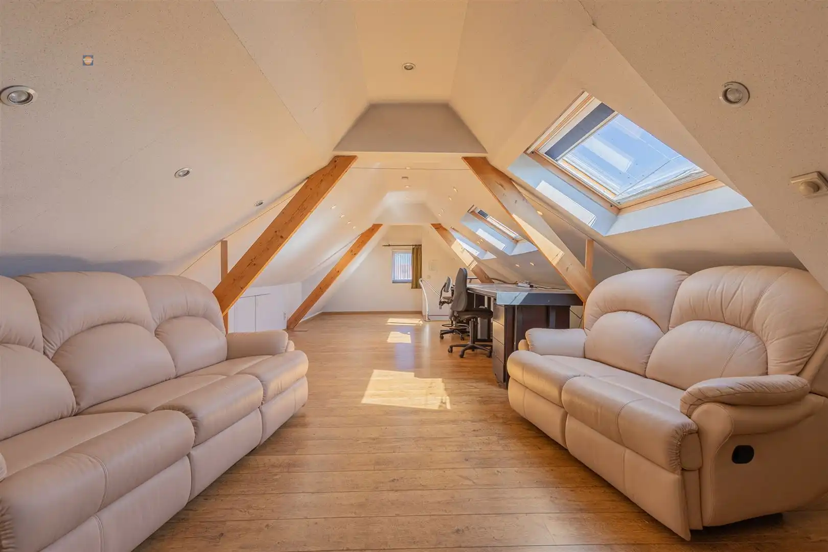 Karaktervolle villa met bijgebouw en ruime parking foto 15