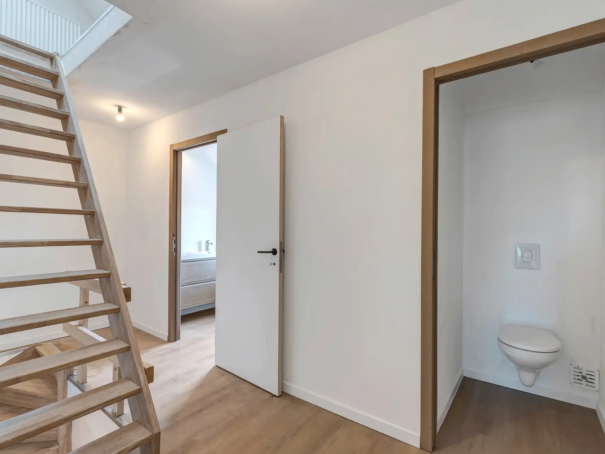 Gerenoveerde woning met ruime tuin en privéparking foto 10