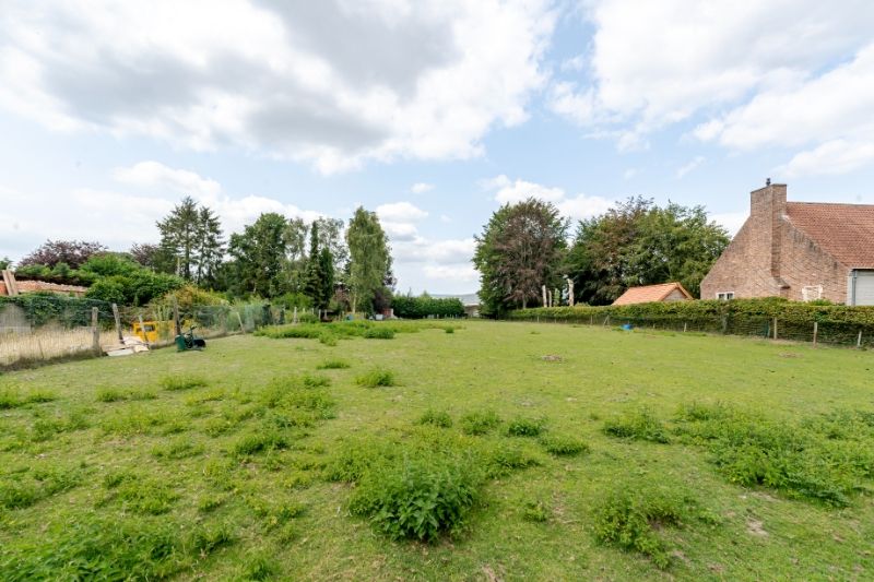 Eigendom 2069m² grondopp - 26m straatbreedte !!! foto {{pictureIndex}}