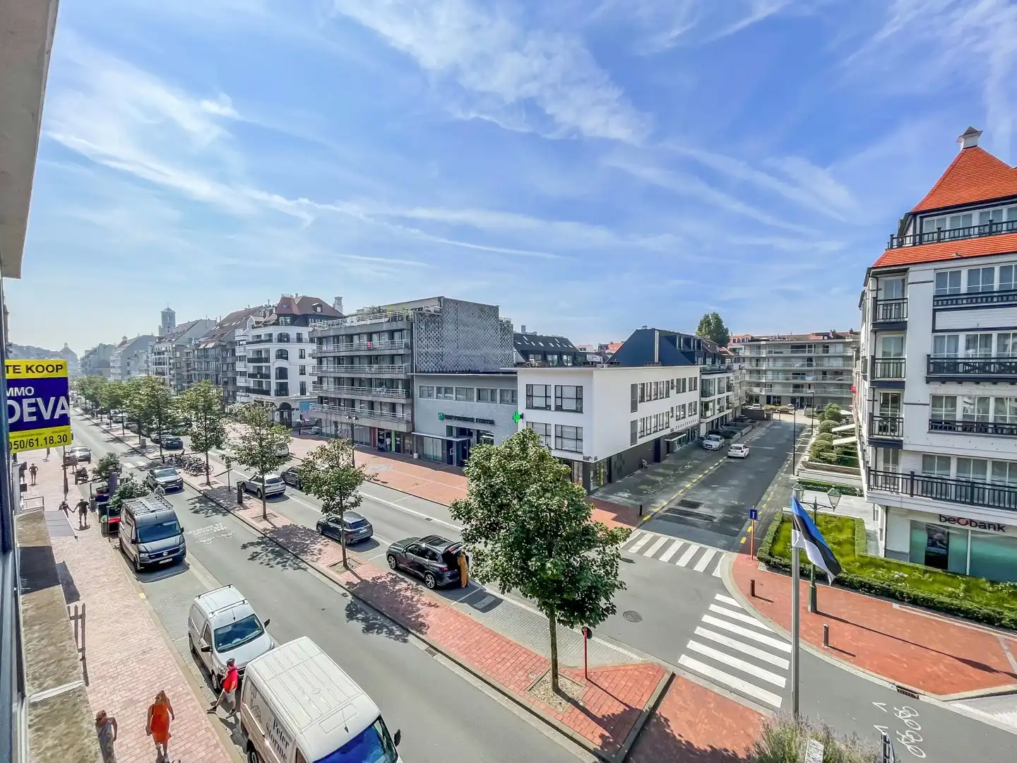 Recent gerenoveerd, lichtvol hoekappartement. Riant zicht op Lippenslaan en Kopsdreef. Mogelijkheid tot aankoop garage op gelijkvloers.  foto 3