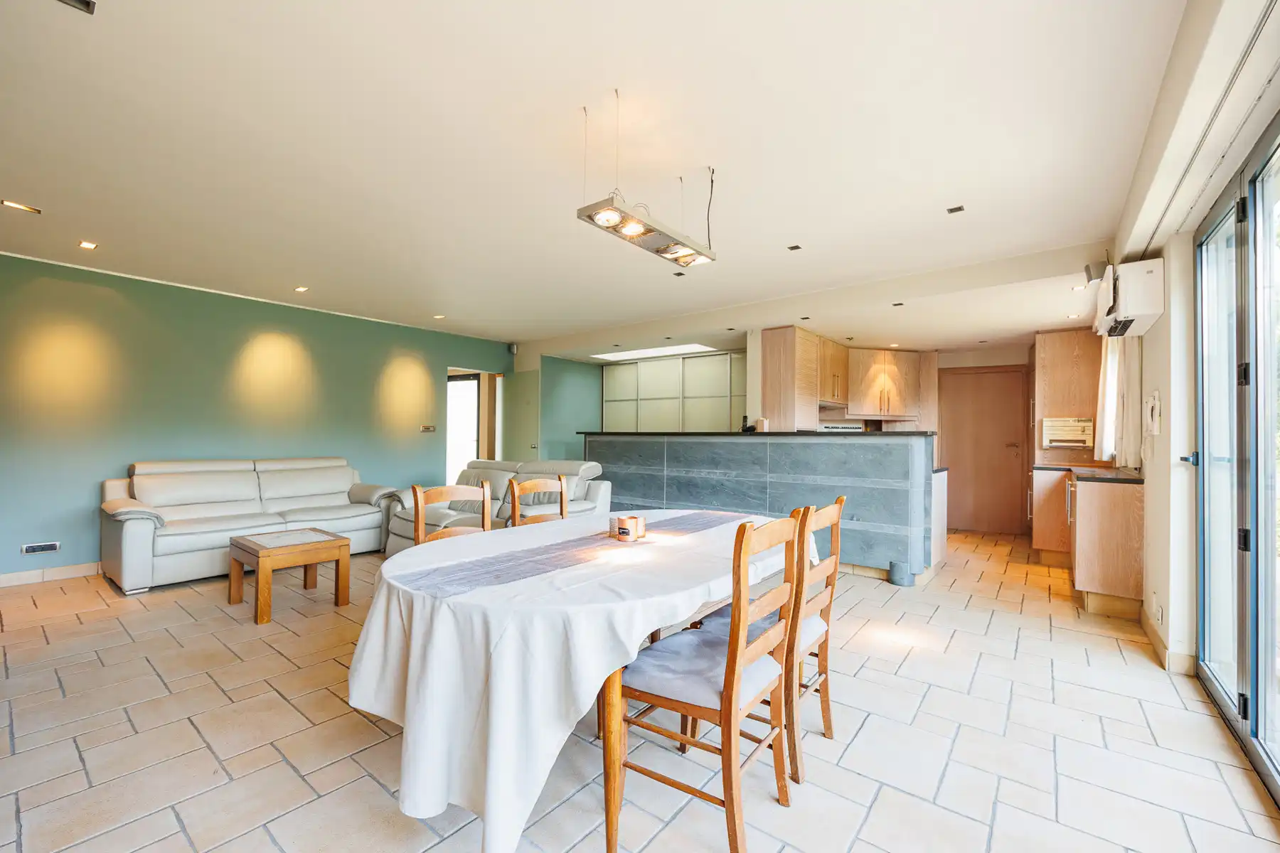 Ruim gelijkvloers appartement met grote tuin foto 4