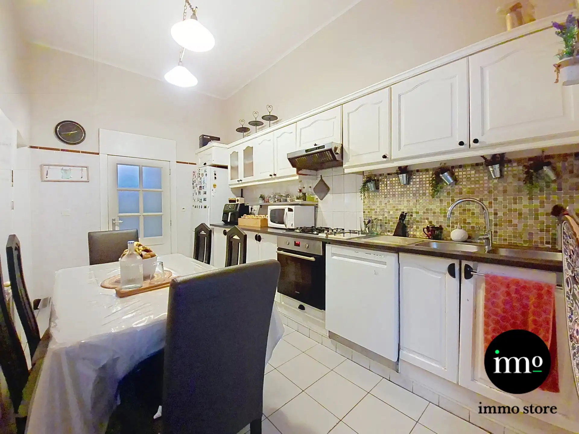 Ruime woning met 4 slpk en veel potentieel foto 10