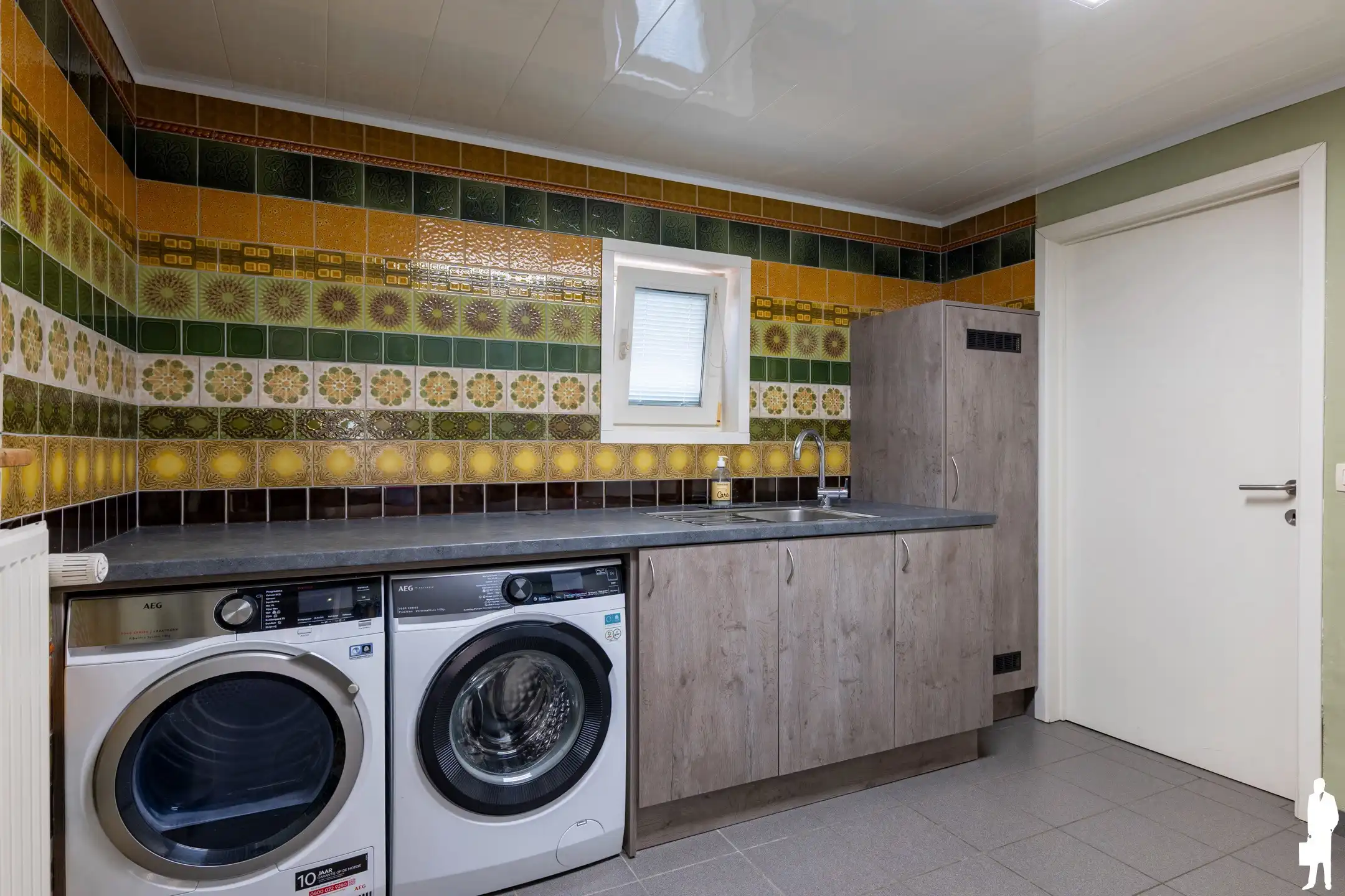 Vrijstaande villa met 4 slpk. gelegen op de dijk van kanaal  foto 20