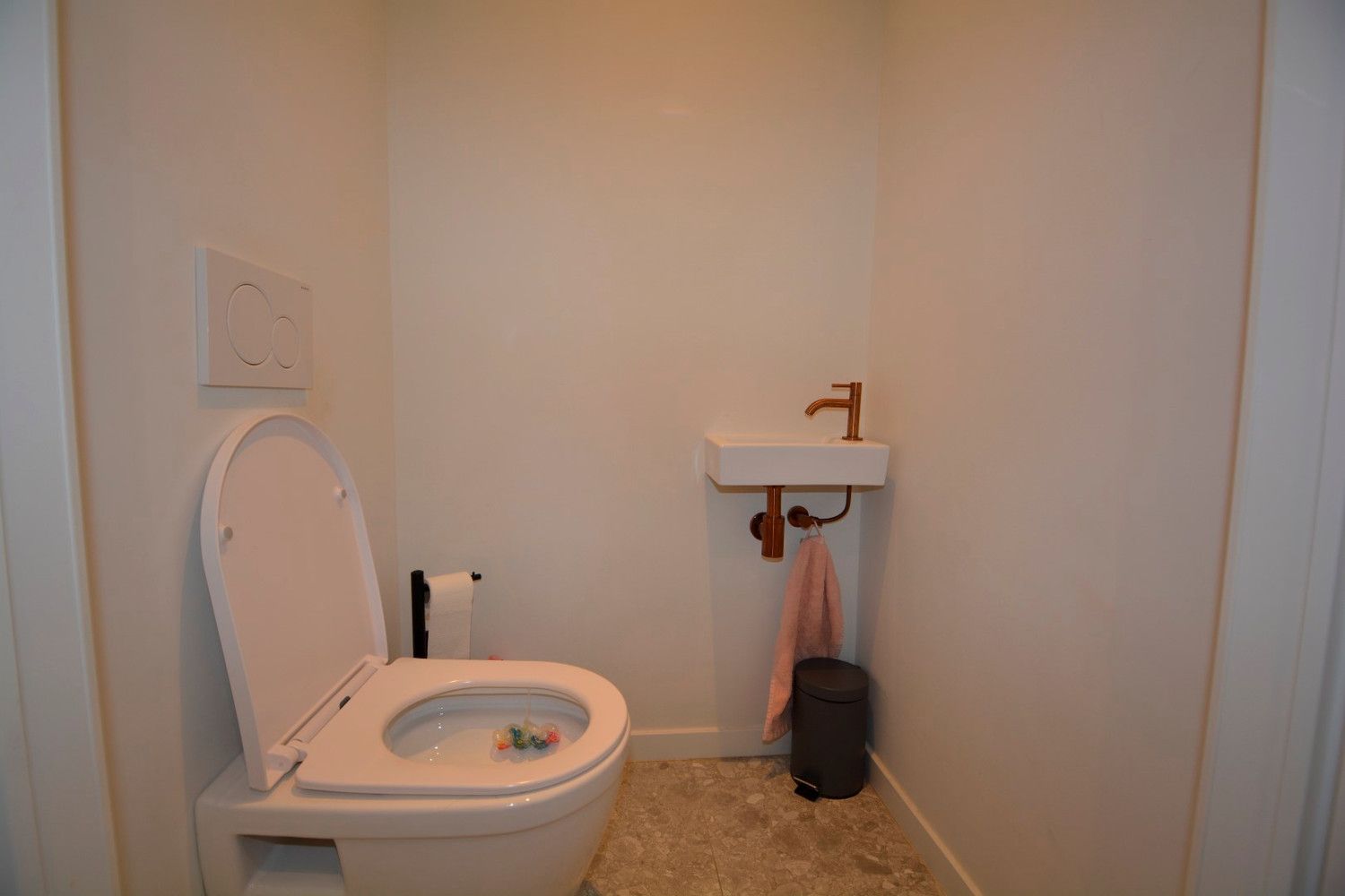 GERENOVEERD APPARTEMENT MET 2 SLAAPKAMERS! foto 12