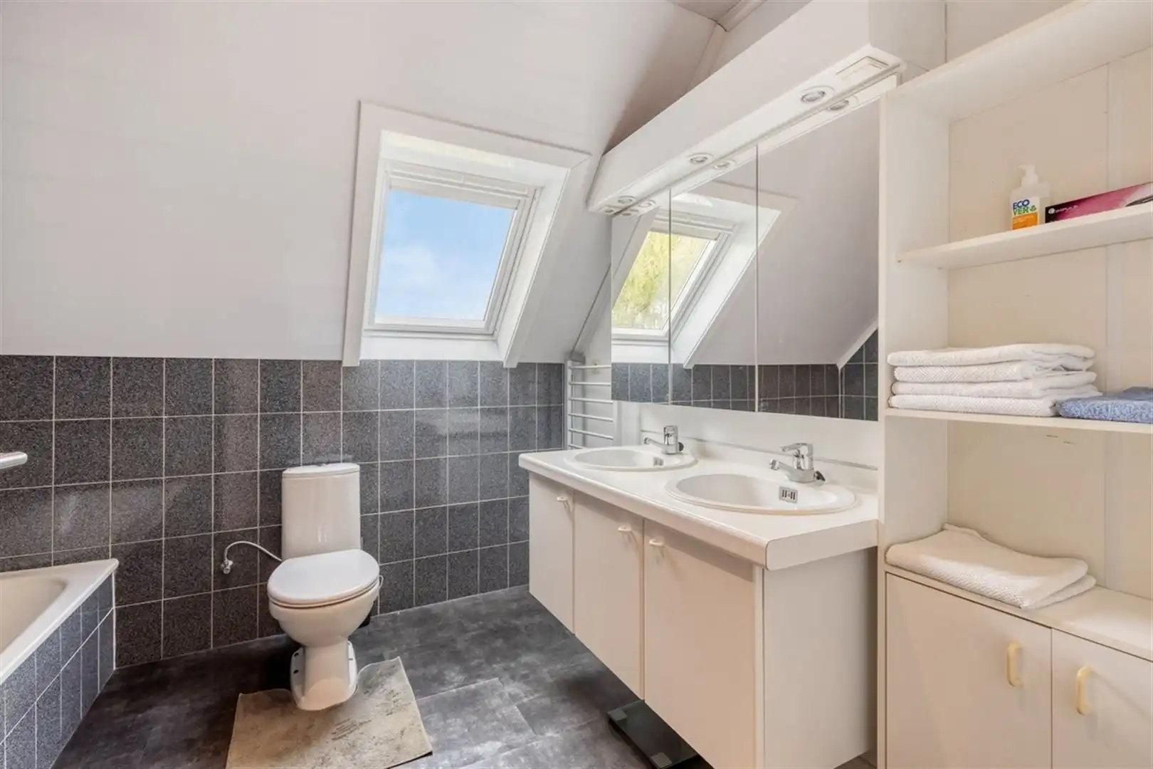 Verzorgde woning met 3 slpk en garage foto 23