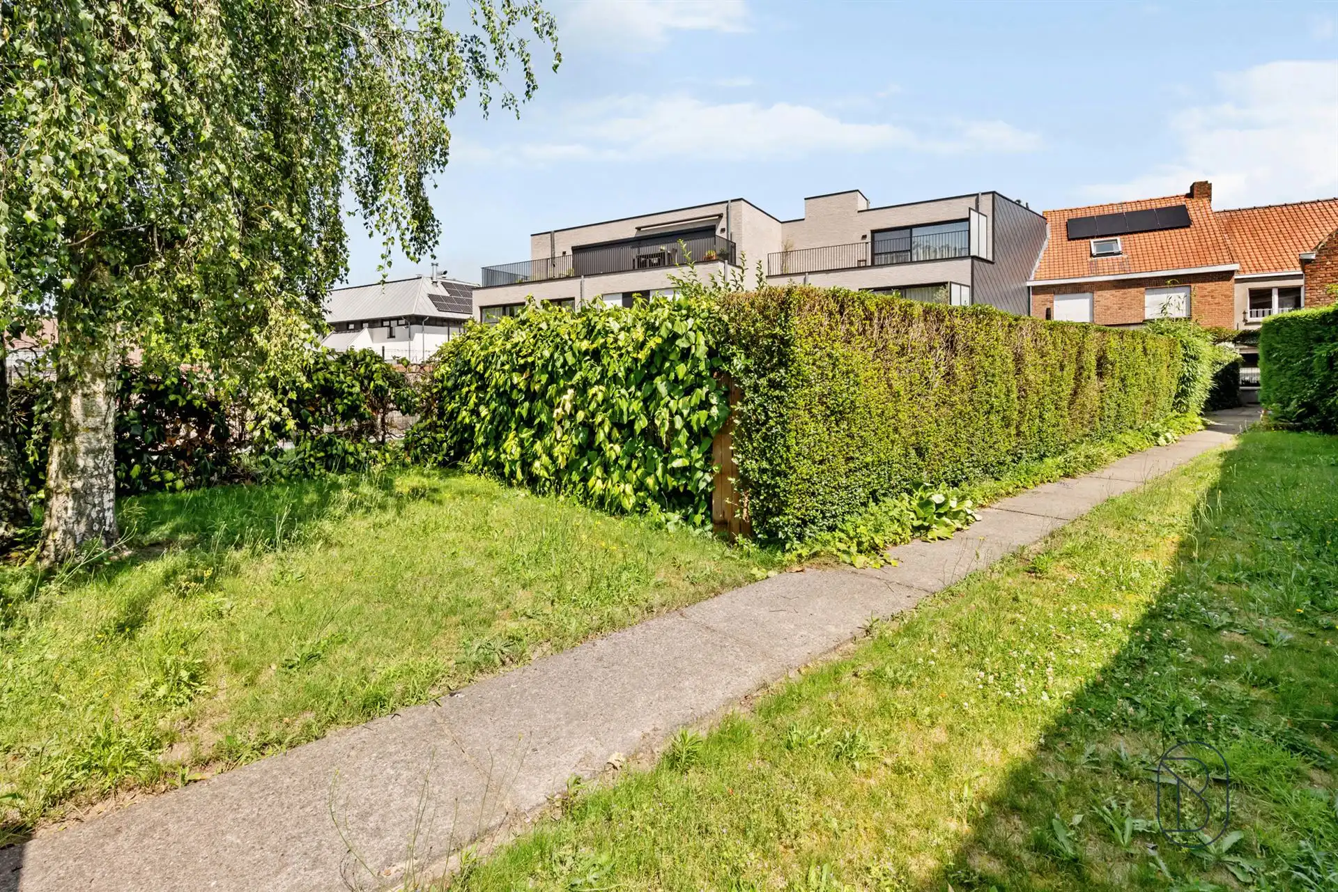 Goedgelegen woning met grote zongerichte tuin en garage foto 24