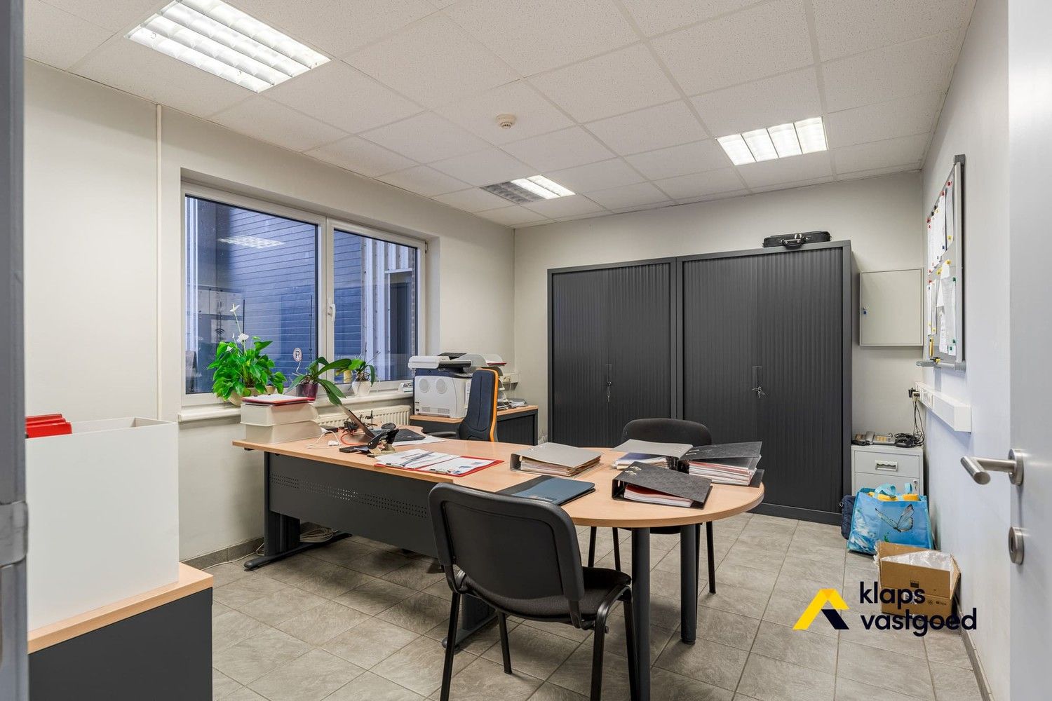Knappe industriële hal op het bedrijventerrein van Rotem foto 4