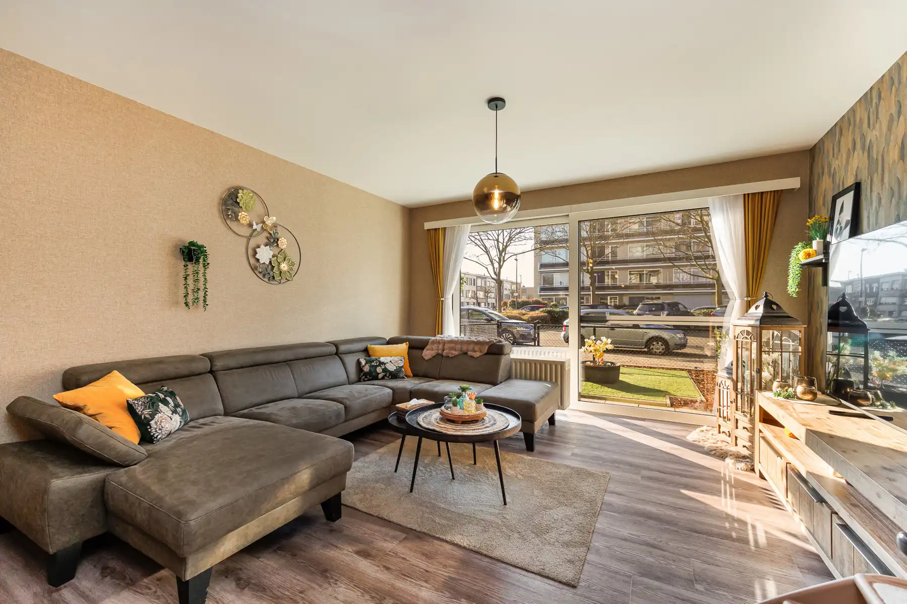 Gelijkvloers appartement met twee onderhoudsvriendelijke tuinen! foto 2