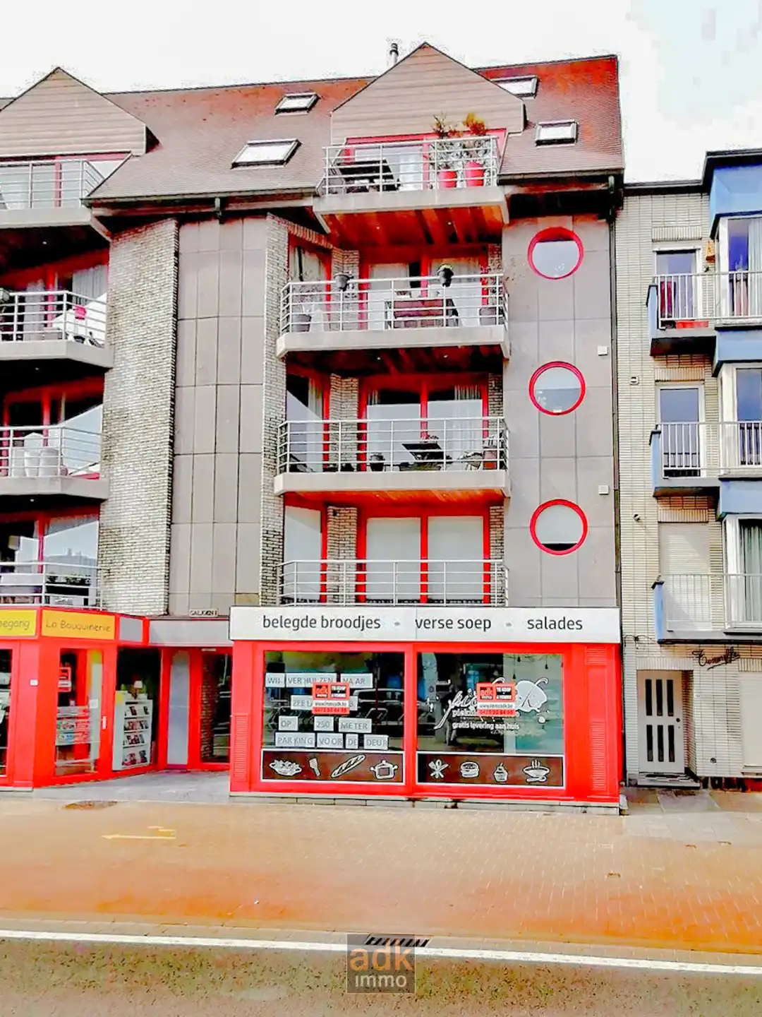 Unieke commerciële ruimte in Koksijde-Bad /incl. parking foto {{pictureIndex}}