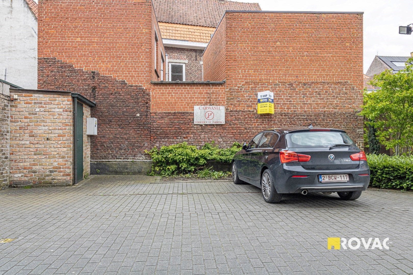 Staanplaats voor 2 wagens en berging foto 2
