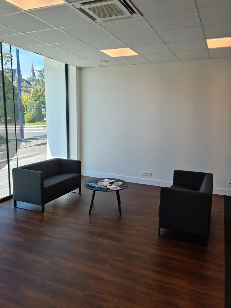 Instapklaar commercieel gelijkvloers (233 m²) met 3 parkeerplaatsen te huur in Aalter foto 8