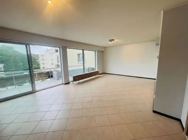 Brugge, vlak bij het Station en Katelijnepoort. Ontzettend lichtrijk zonnig instapklaar appartement in vooraanstaand gebouw met groot zonneterras, 2 slaapkamers en grote autostaanplaats. foto 2