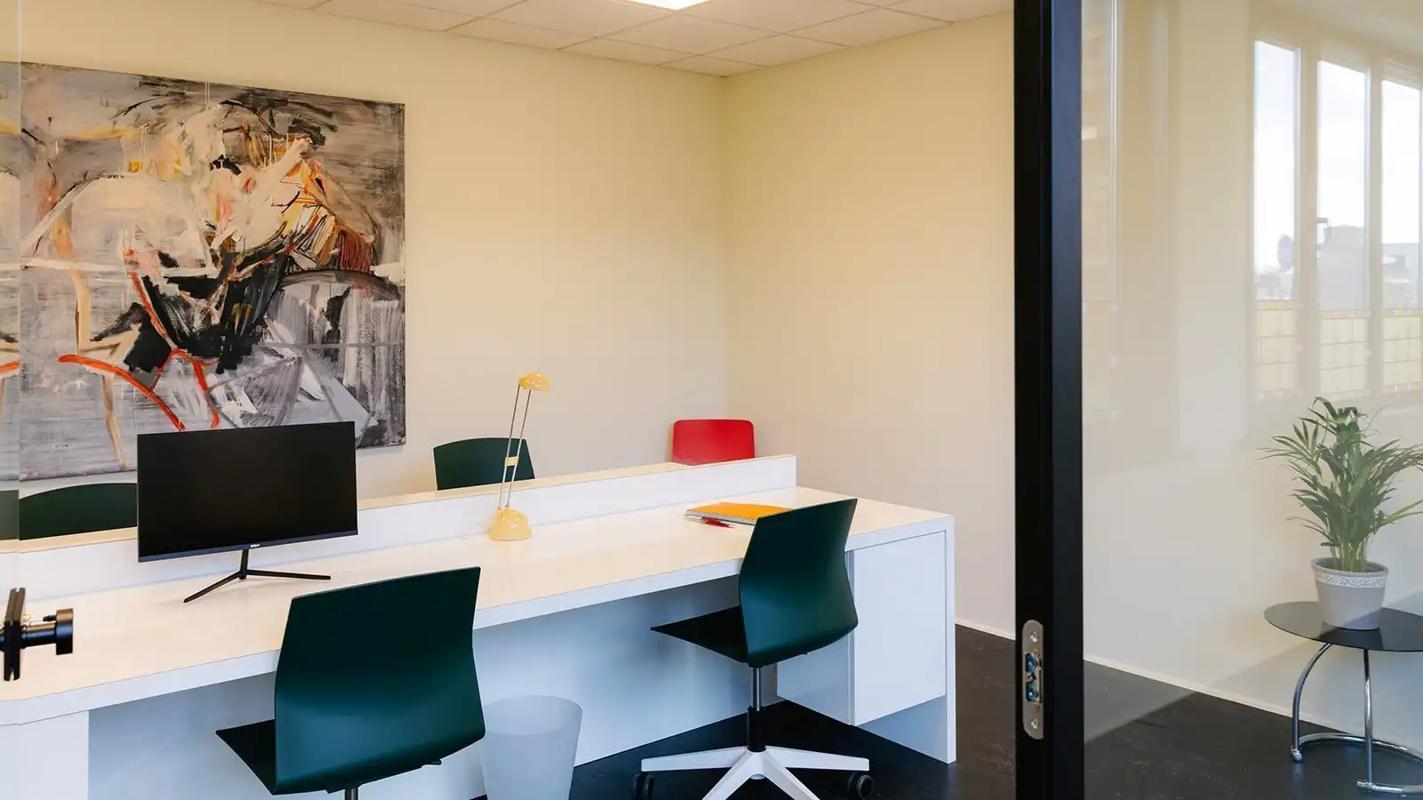 Volledig gerenoveerde kantoren in kleinschalig business center in Gent foto {{pictureIndex}}