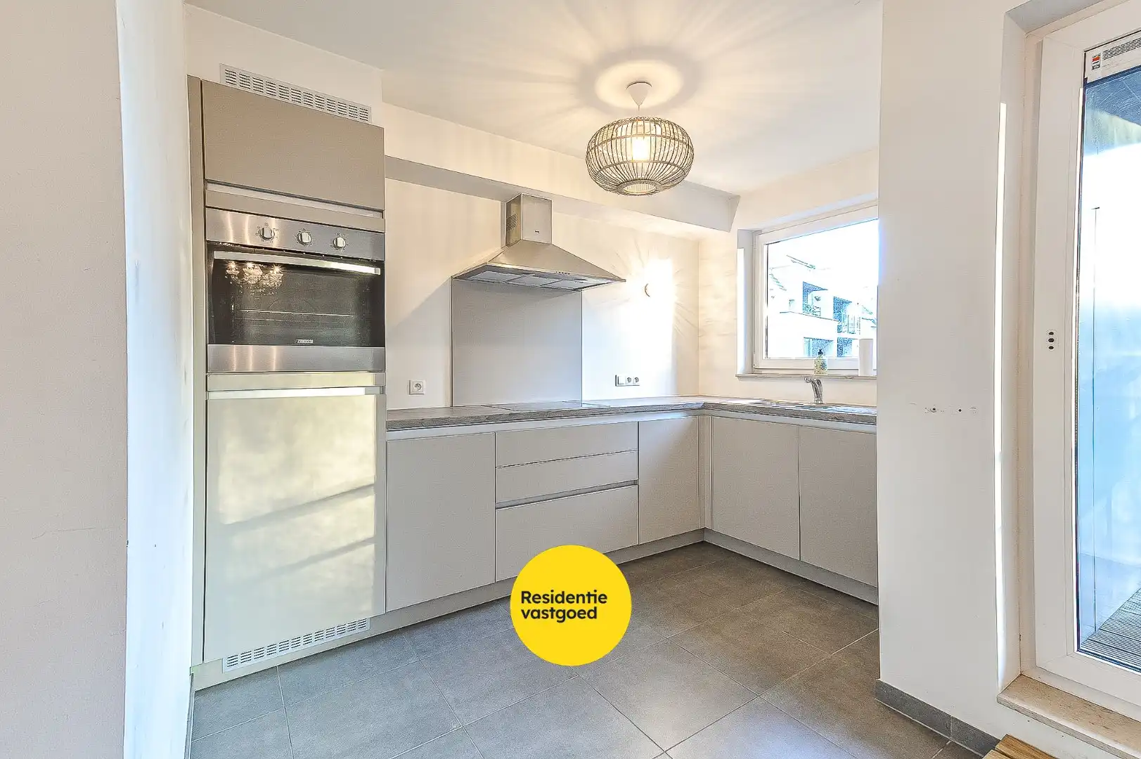 Modern 1-slaapkamerappartement met garage in hartje Oudenburg foto 4