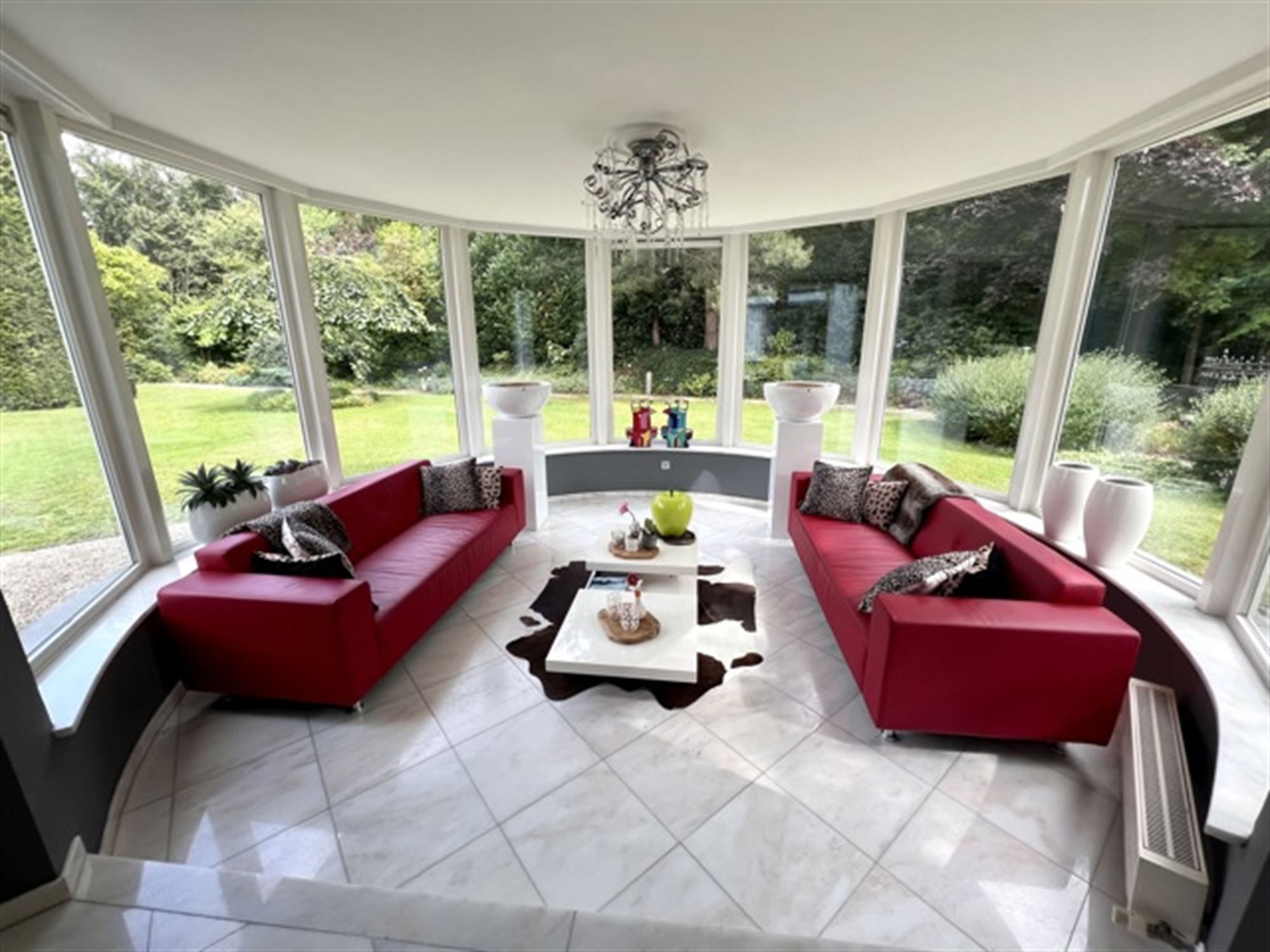 Villa met binnen en buitenzwembad foto 10