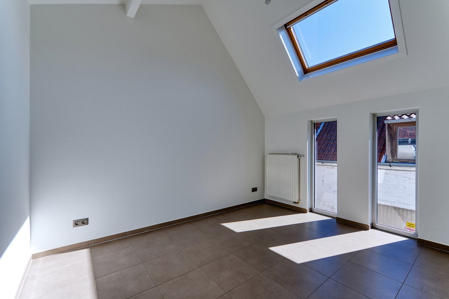Moderne lichtrijke energiezuinige HOB-woning met koertje centrum Brugge-West, in doodlopend straatje, nabij ’t Zand, Smedenstraat, Concertgebouw en Vesten.  Werkelijk 100% instapklaar. Alle ruimtes en traphal opnieuw geschilderd.  Nieuwbouw 2011, EPC label B. Werkelijk alle winkels en openbaar vervoer in de buurt. AZ Sint-Jan op max. 10 min fietsen. Gelijkvloers met inkom en gastentoilet, living met moderne open keuken en toestellen.  Op verdieping 2 ruime slaapkamers, badkamer met toilet, lavabomeubel met spiegelkast, douche en handdoekdroger. Aparte wasplaats voor wasmachine en droogkast.  Alle nutsvoorzieningen aanwezig. Dubbel glas, aluminium ramen en schuifraam achteraan, Vaillant HR-ketel op aardgas met programmeerbare thermostaat. Proximus Fiber alsook Telenet aanwezig. Plaats voor fietsen of e-bike aan muuranker zijgevel buiten. Onmiddellijk vrij bij akte.  Ideaal voor 1 of 2 personen, ideaal voor koppel of alleenstaande,  ideaal voor studenten, ideaal voor starters of... foto 7