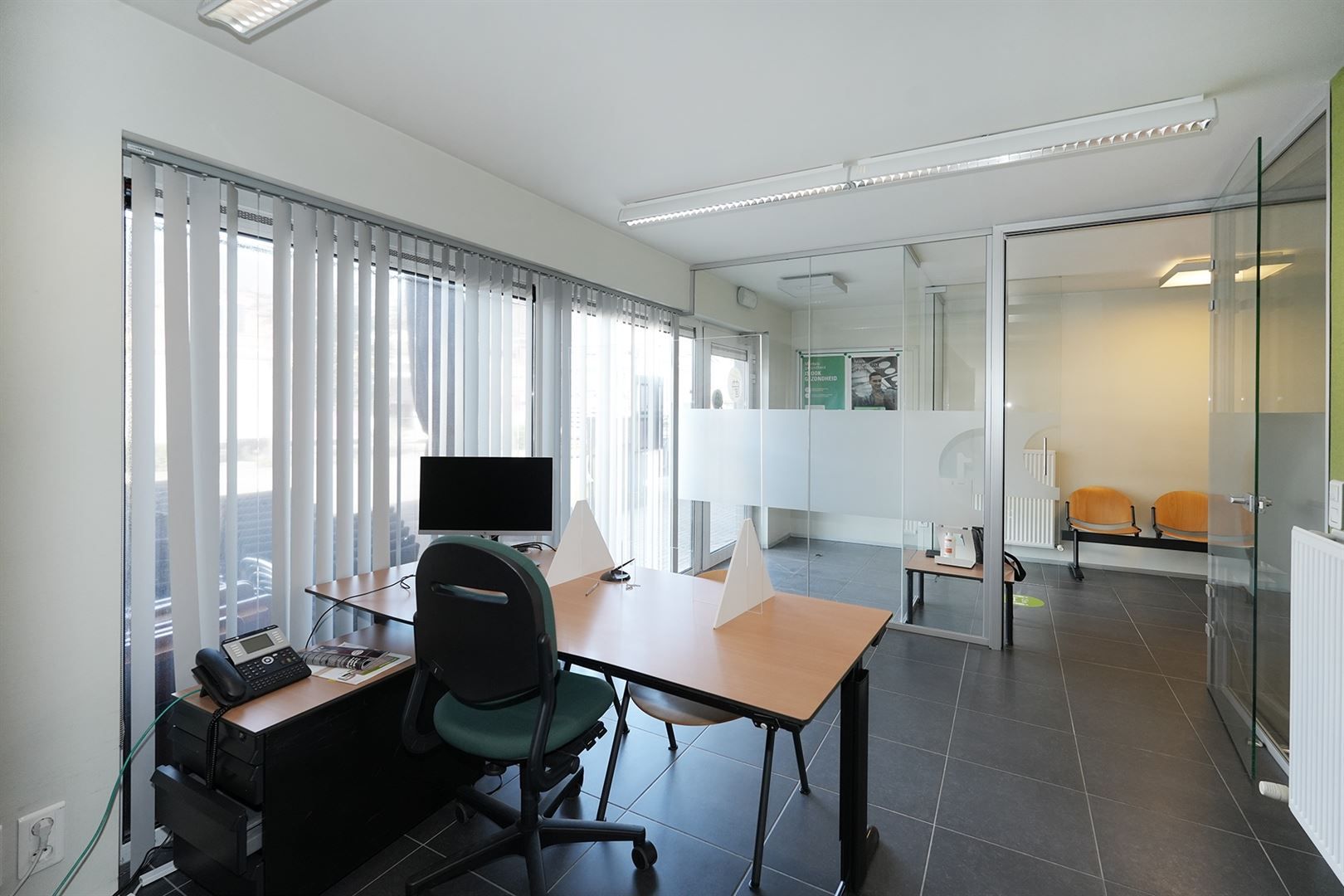 Centraal gelegen handelsglkvl / kantoor met berging! foto 5