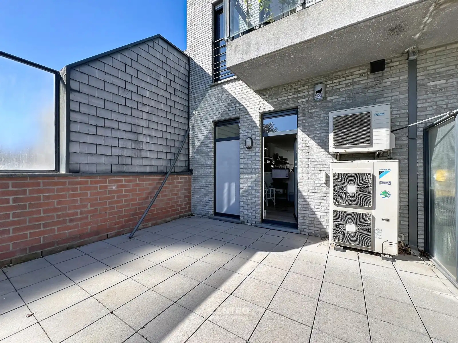 Instapklaar handelspand met hoge afwerkingsgraad en gezellige stadstuin in het winkelcentrum van Roeselare. foto 20