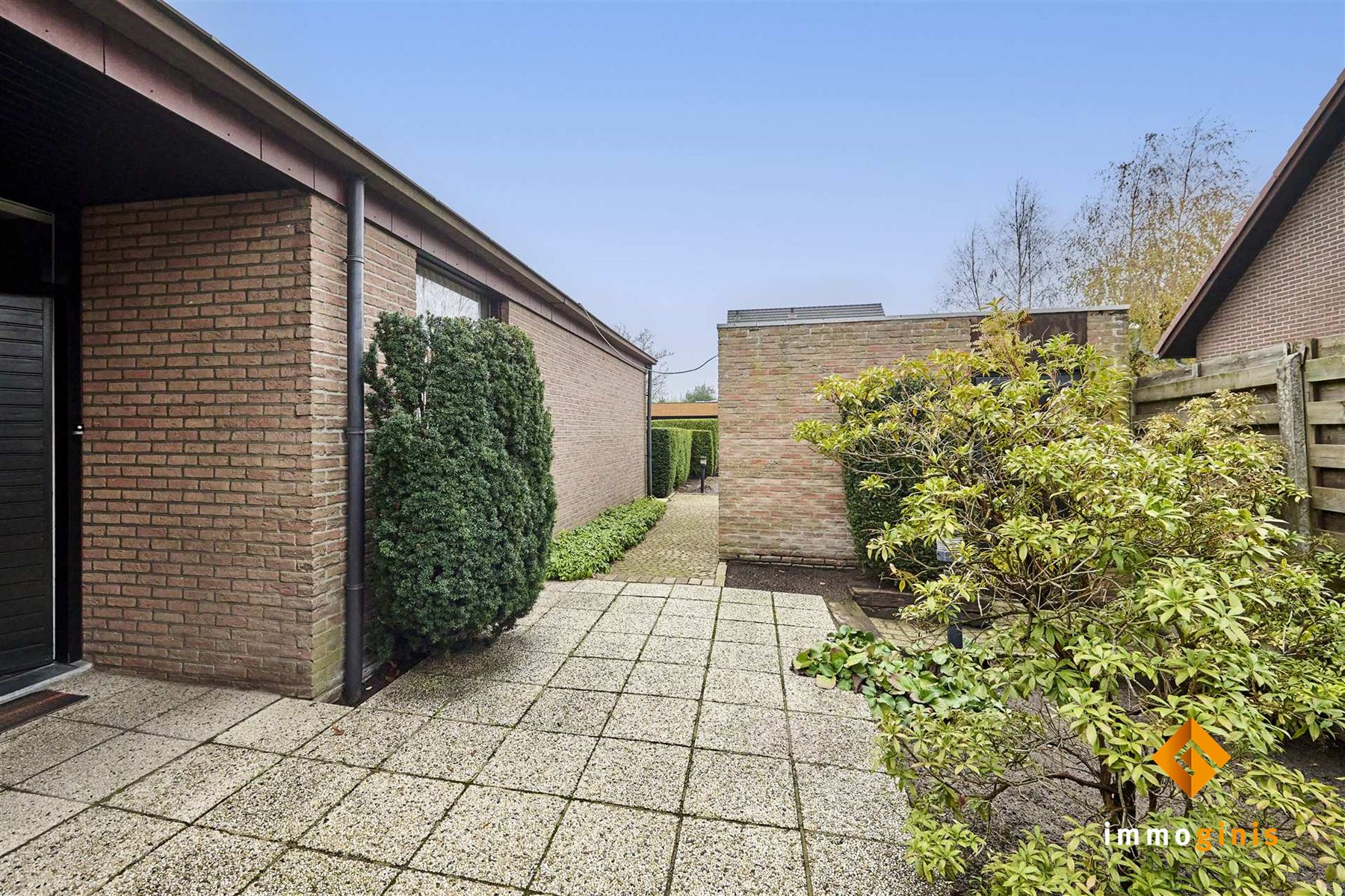 Zéér ruime woning op een mooi perceel van 17a82ca met 5 slaapkamers en uitbreidingsmogelijkheden op de eerste verdieping! foto 2