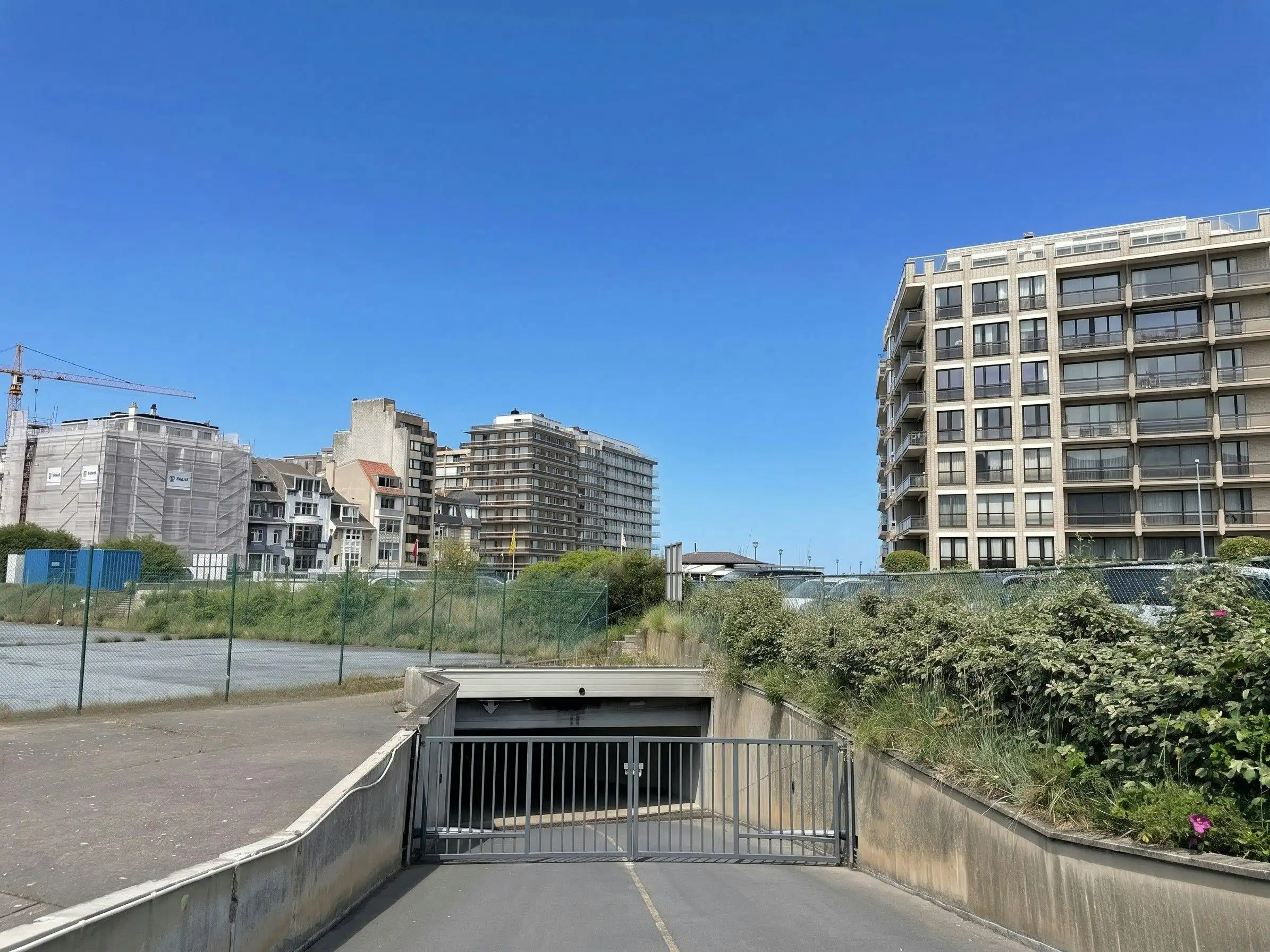 Goedgelegen garagebox vlakbij de Zeedijk te Westende! foto 2