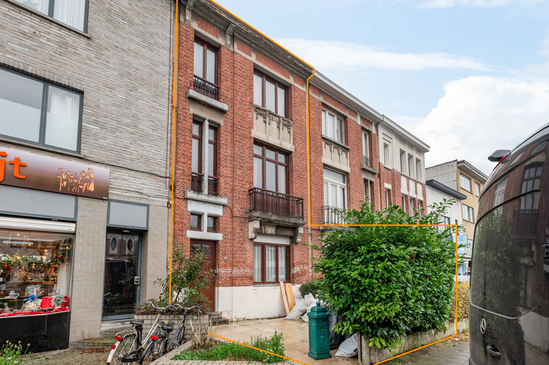 Groot woonhuis met 3 verdiepen en tuin in hart van Deurne foto {{pictureIndex}}