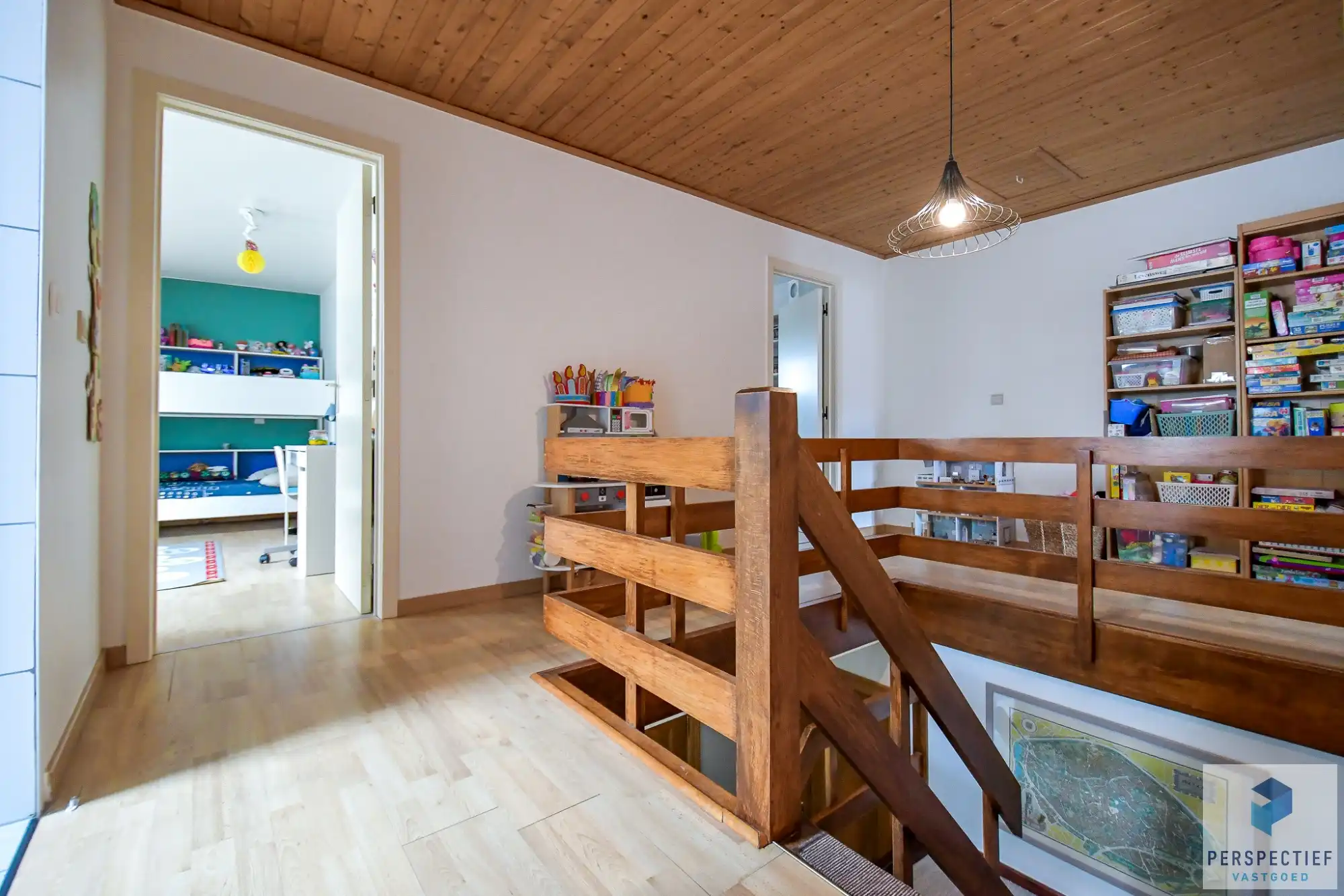 Ruime en energiezuinig gerenoveerde halfopen bebouwing met 5 slaapkamers, garage en zonnige tuin foto 17