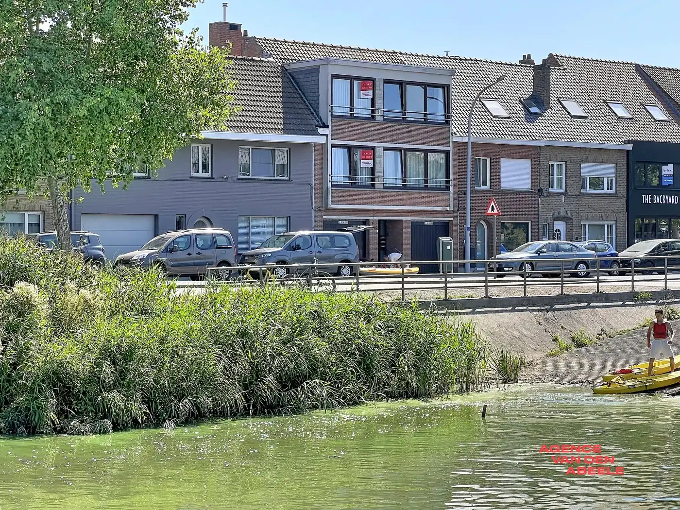 Opbrengsteigendom met 3 appartementen en 2 garages gelegen langs de Damse Vaart foto {{pictureIndex}}