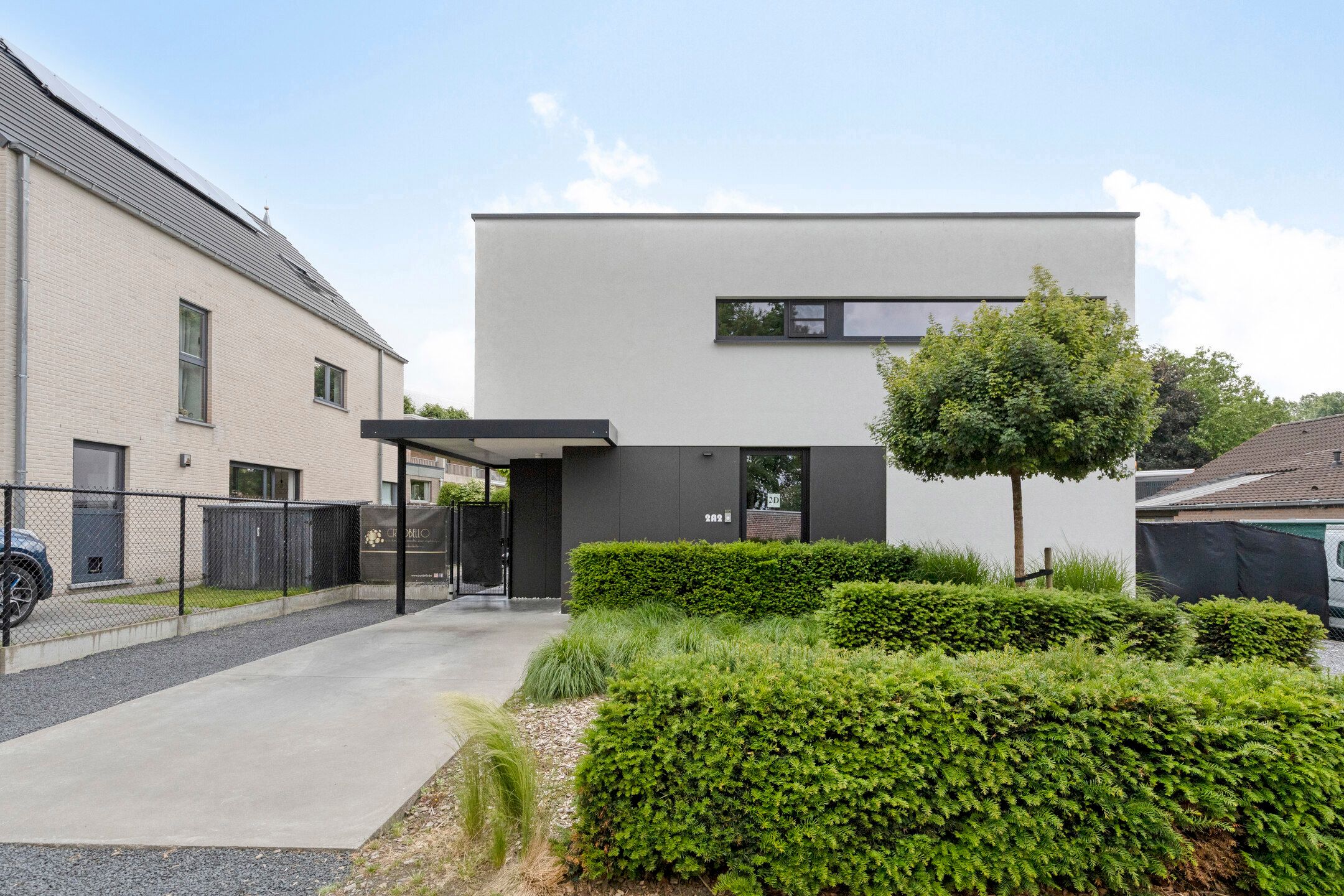 Prachtige villa in doodlopende straat foto {{pictureIndex}}