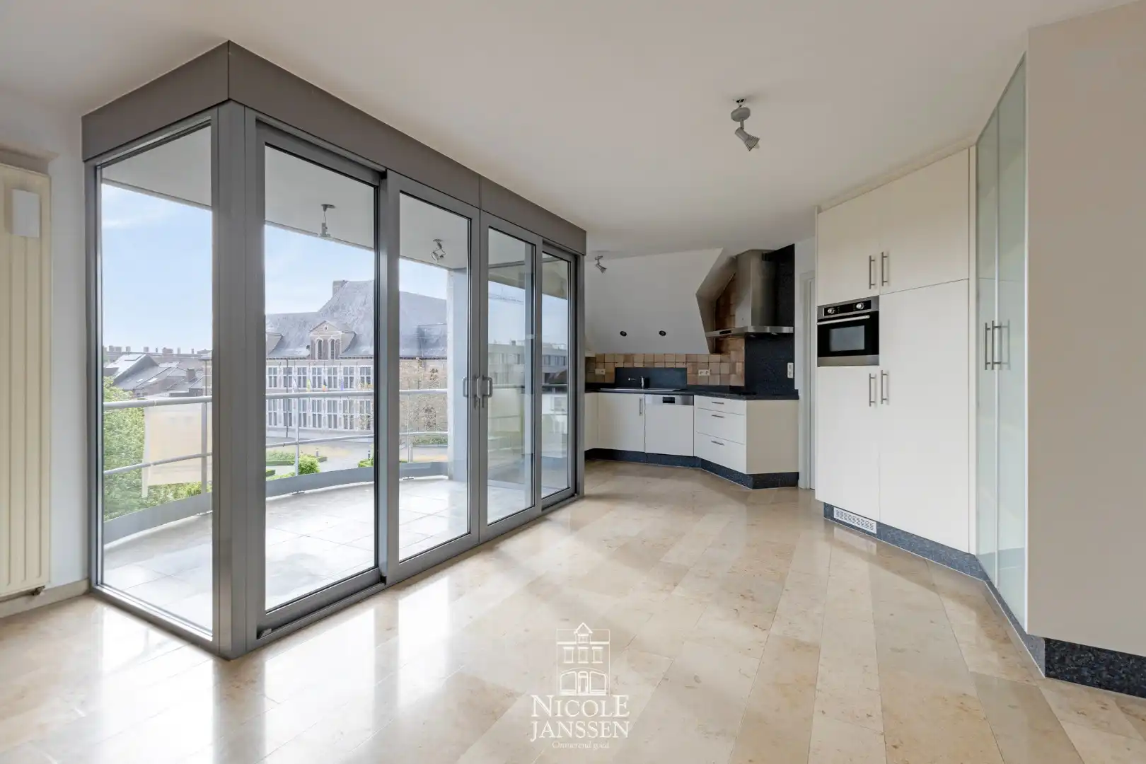 Zeer ruim appartement foto 11