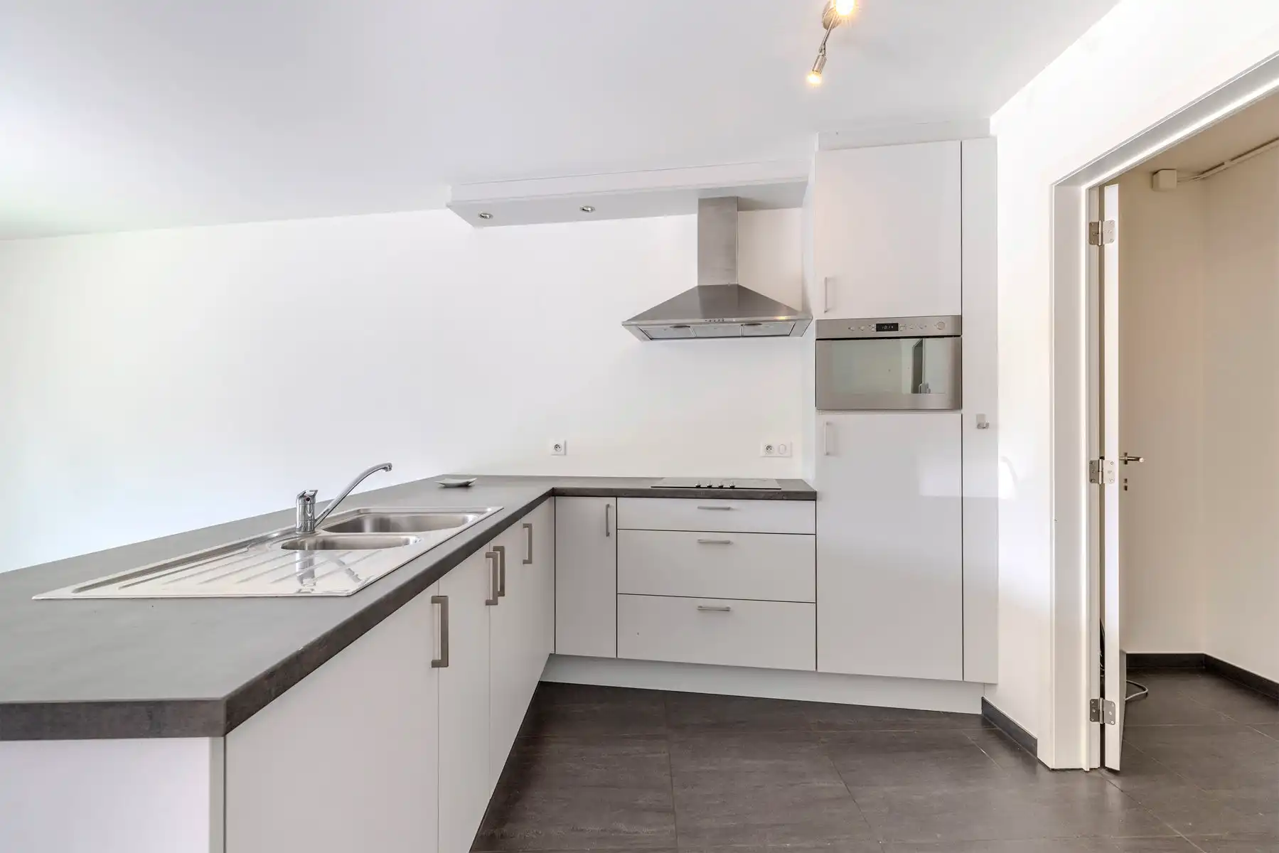 Instapklaar gelijkvloers appartement (97 m²) + parkeerplaats foto 5