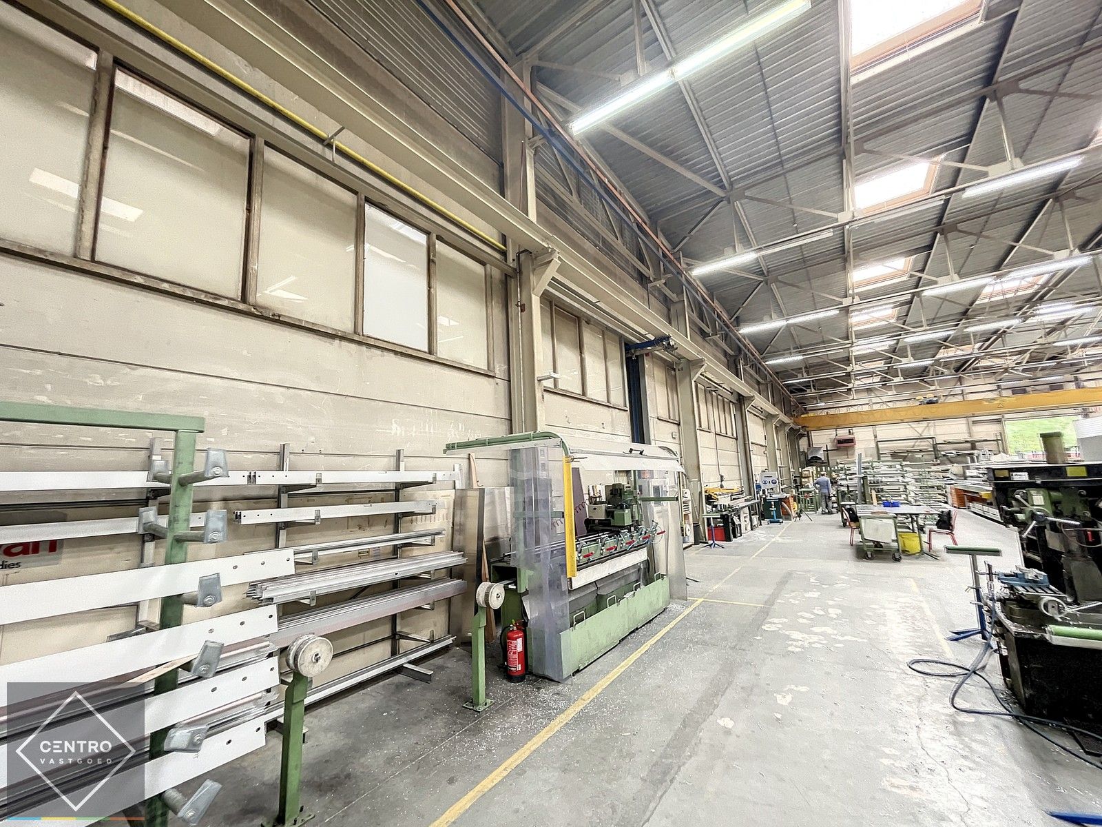 Instapklaar BEDRIJFSGEBOUW met 2 sectionaalpoorten, een vrije hoogte van 7m (nok 9m) en verhard koer (buitenstockage - Parkings). Op industriezone "Herdersbrug" te Brugge. foto 9