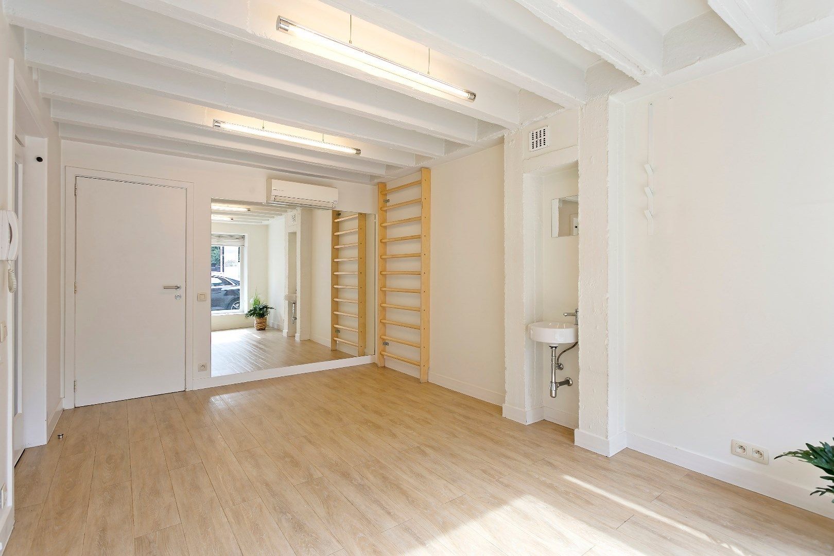 Ideale praktijk-, kantoor- of handelsruimte in het centrum van Kortrijk! foto 4