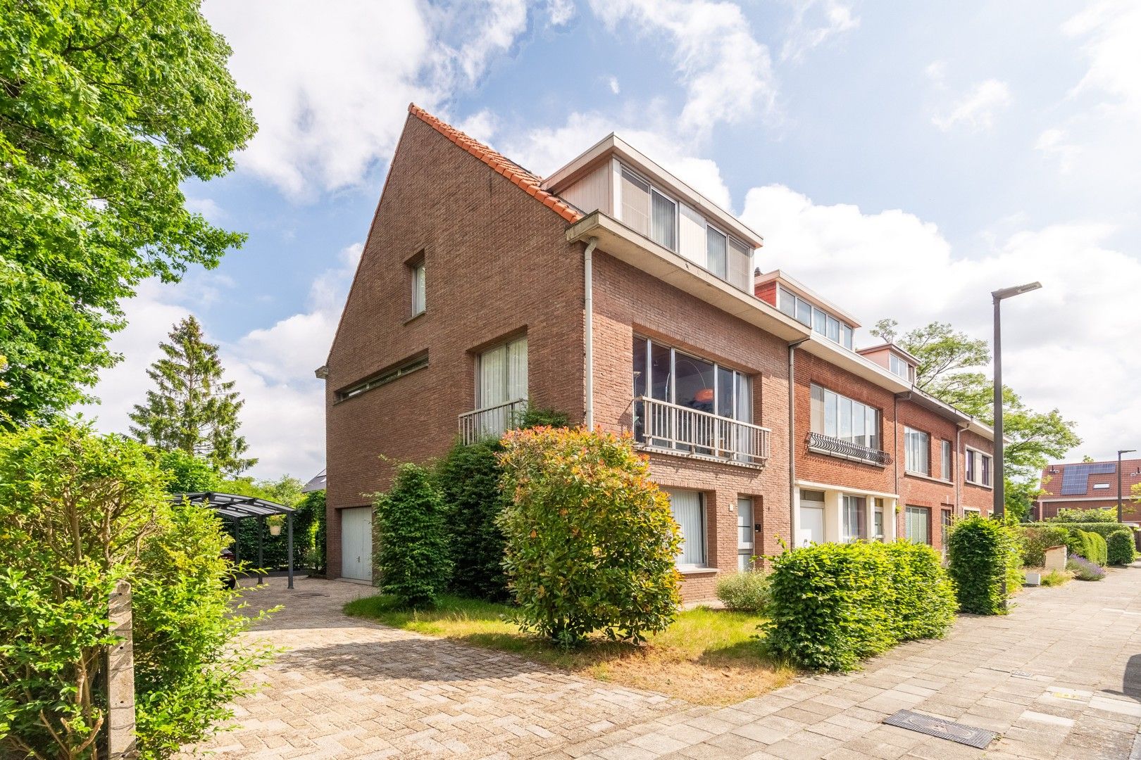 Prachtige HOB op het einde van een doodlopende straat in hart van het groene Linkeroever! foto {{pictureIndex}}