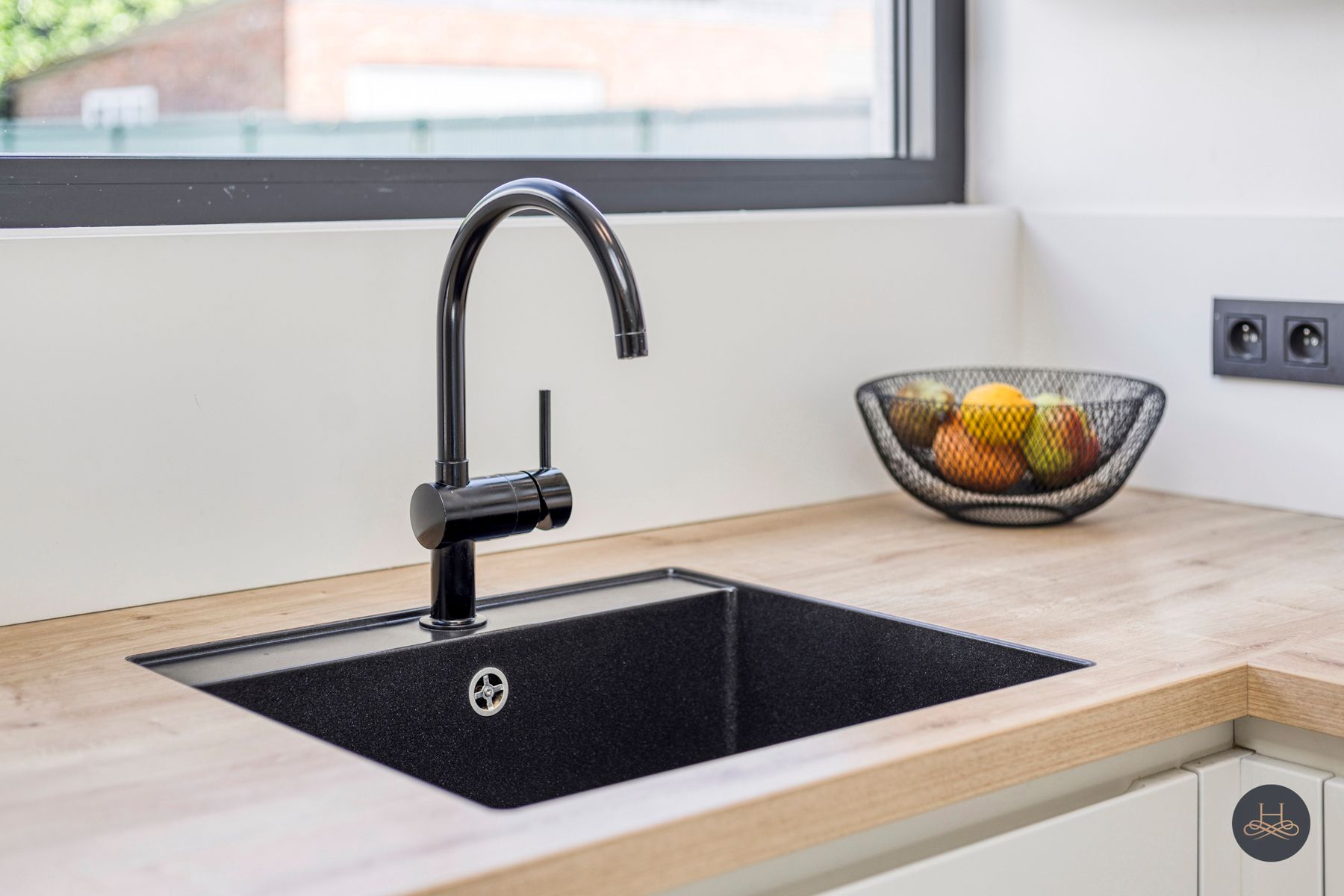 Volledig gerenoveerde open woning met ruime, praktische tuin foto 13