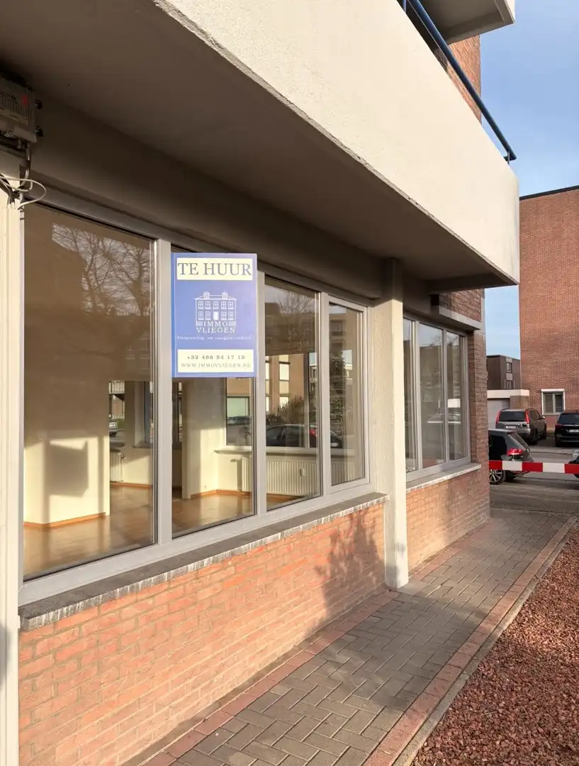 Ruim gelijkvloers appartement met drie slaapkamers in Maaseik foto {{pictureIndex}}