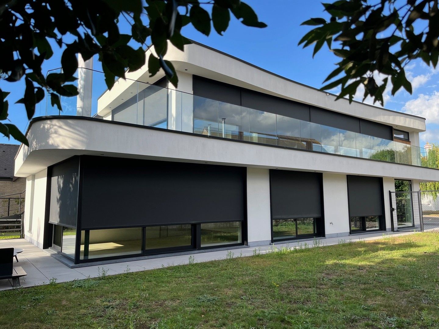 Recent gebouwde, energiezuinige villa gelegen in een rustige dreef van een centraal gelegen villawijk te Knokke-Heist. foto {{pictureIndex}}