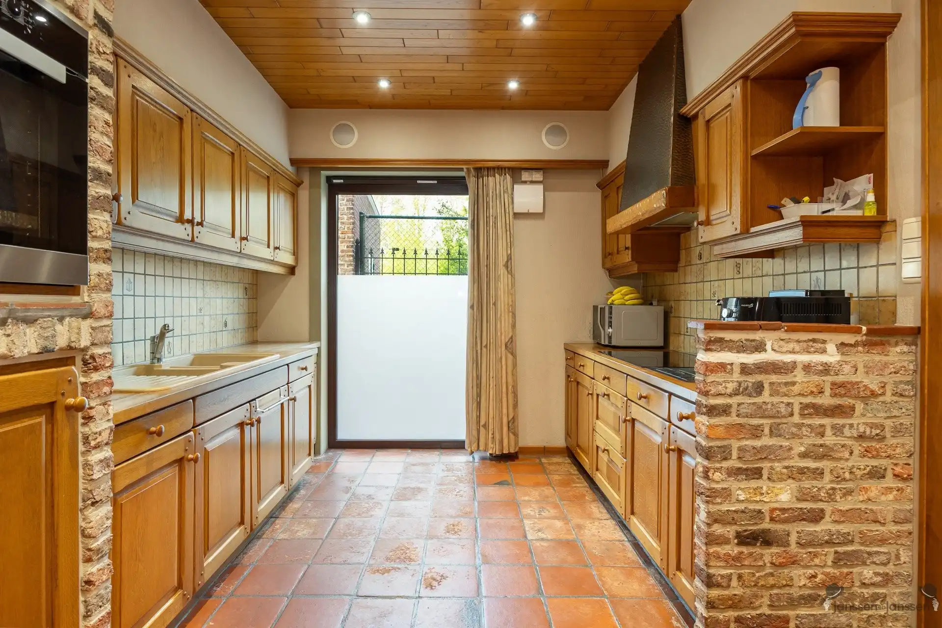 Ruime gezinswoning met 5 slaapkamers foto 3